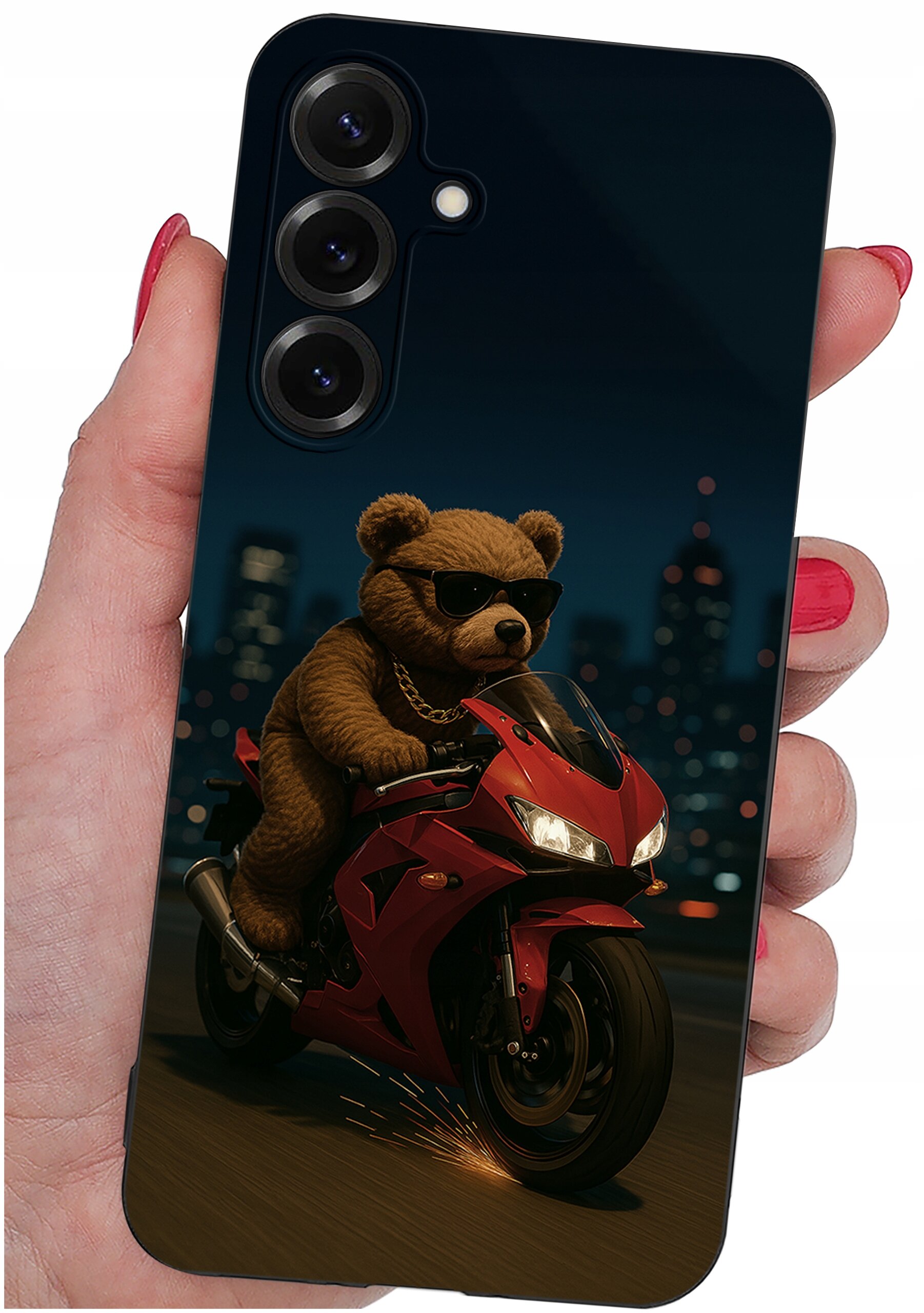 Etui na telefon z nadrukiem misia w okularach przeciwsłonecznych, jadącego na czerwonym motocyklu na tle nocnego miasta. Etui trzymane jest w dłoni z pomalowanymi na czerwono paznokciami.