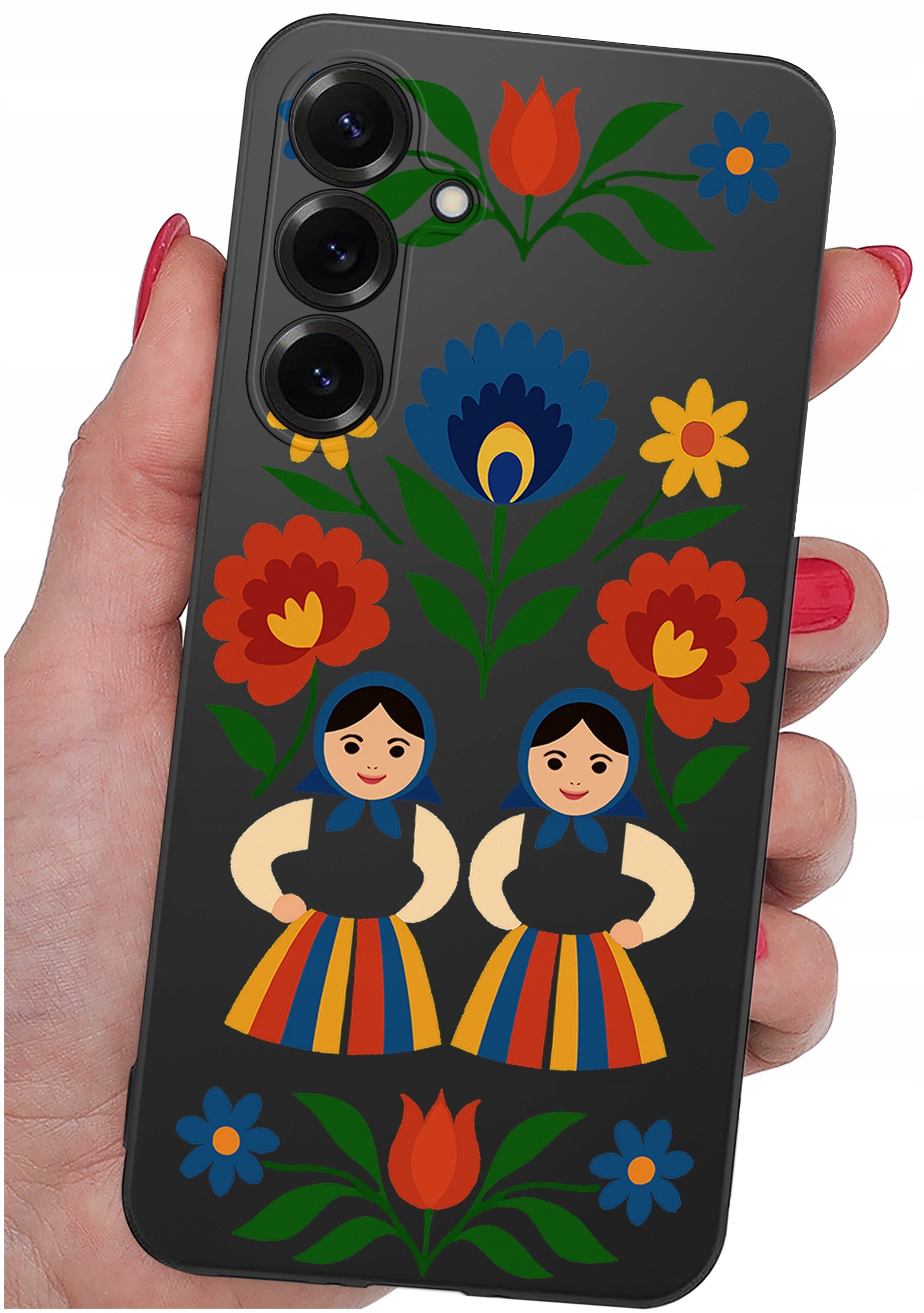 Etui na telefon z kolorowym wzorem ludowym, przedstawiającym dwie postacie w tradycyjnych strojach oraz kwiaty. Etui jest trzymane w dłoni z pomalowanymi na czerwono paznokciami.