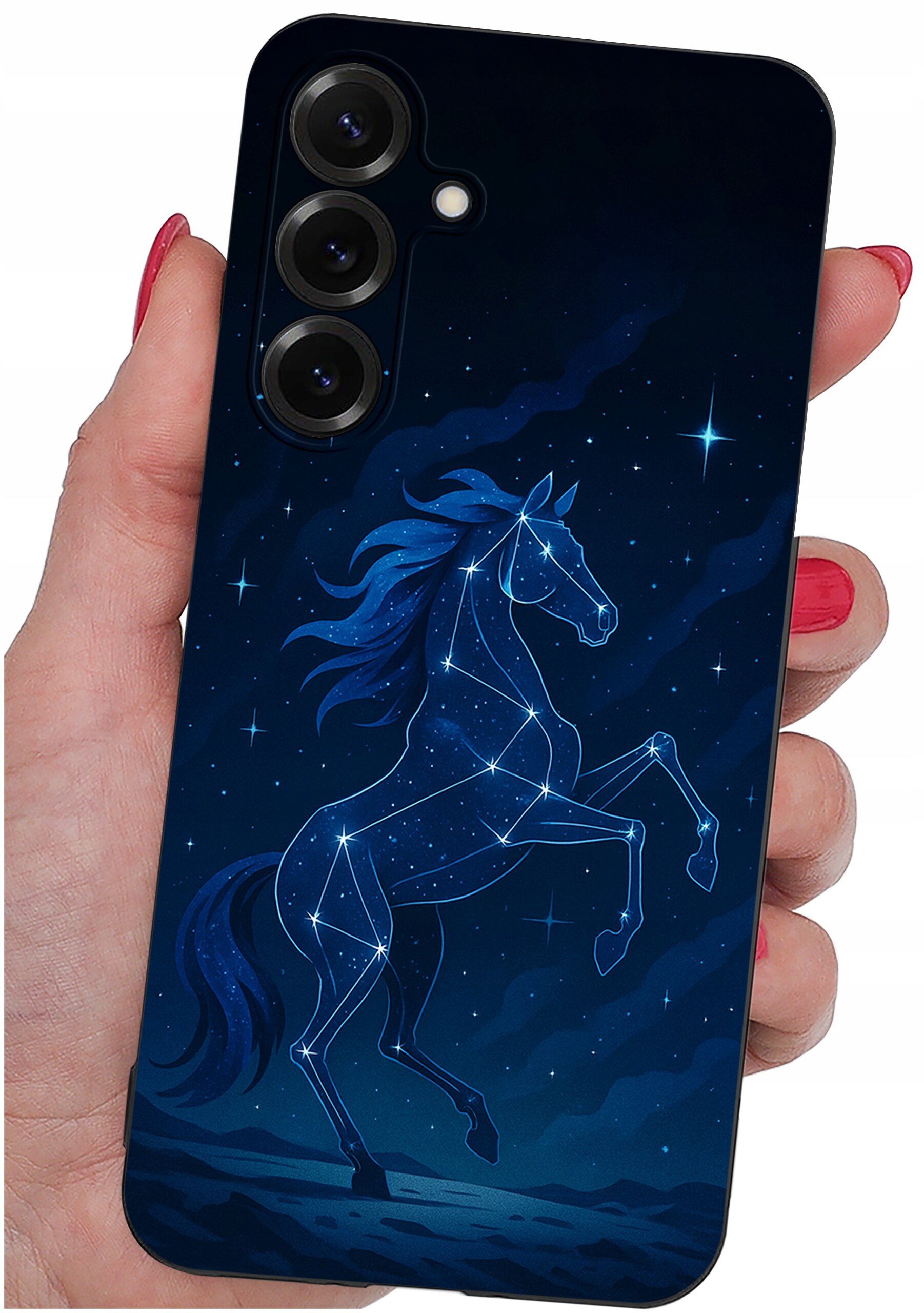 Etui na telefon z grafiką przedstawiającą konstelację w kształcie konia na tle nocnego nieba. Widoczne są trzy obiekty przypominające obiektywy aparatu.