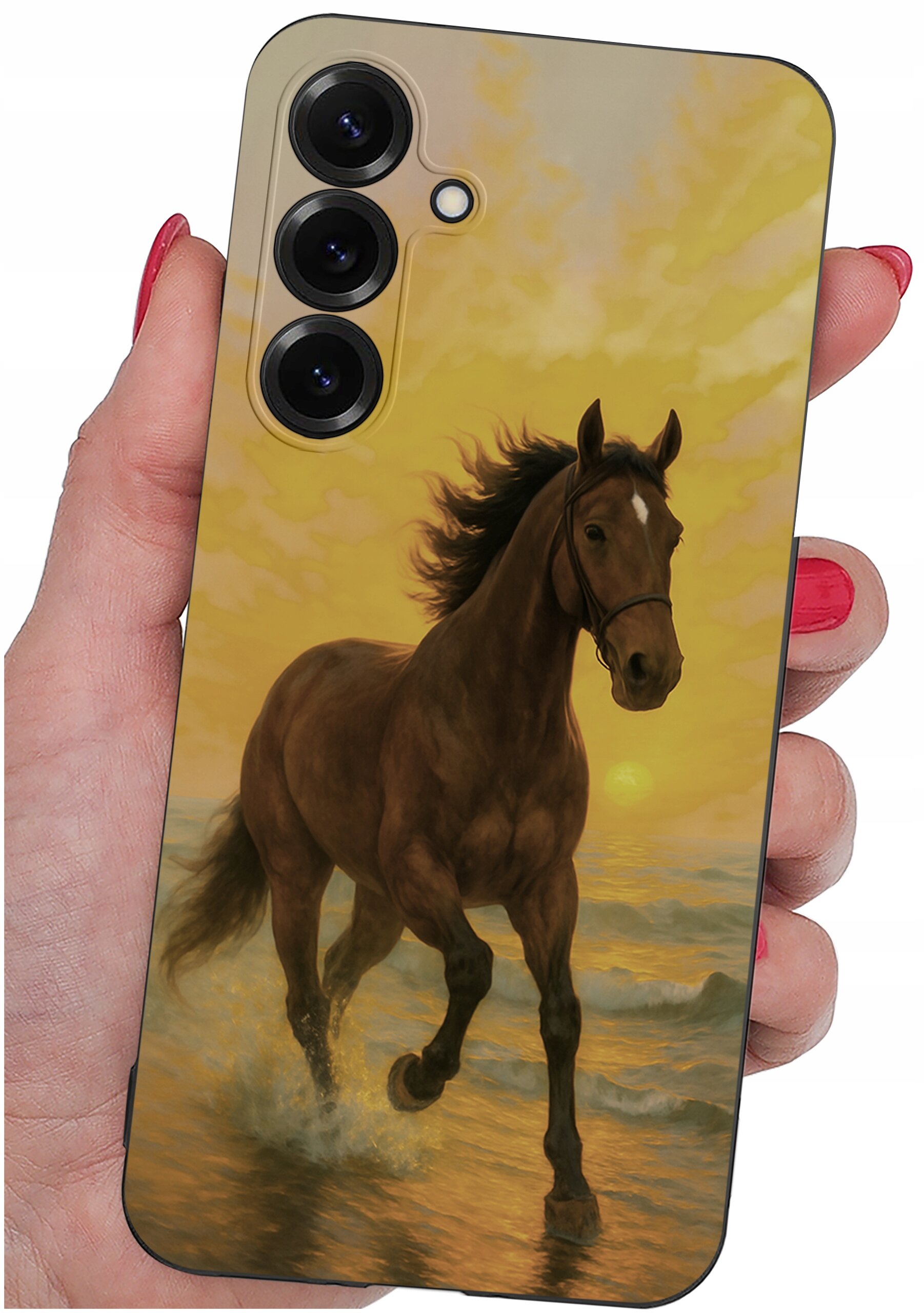 Etui na telefon z nadrukiem konia biegnącego po wodzie na tle zachodzącego słońca. Etui jest trzymane w dłoni, a na górze widoczne są trzy otwory na aparaty.
