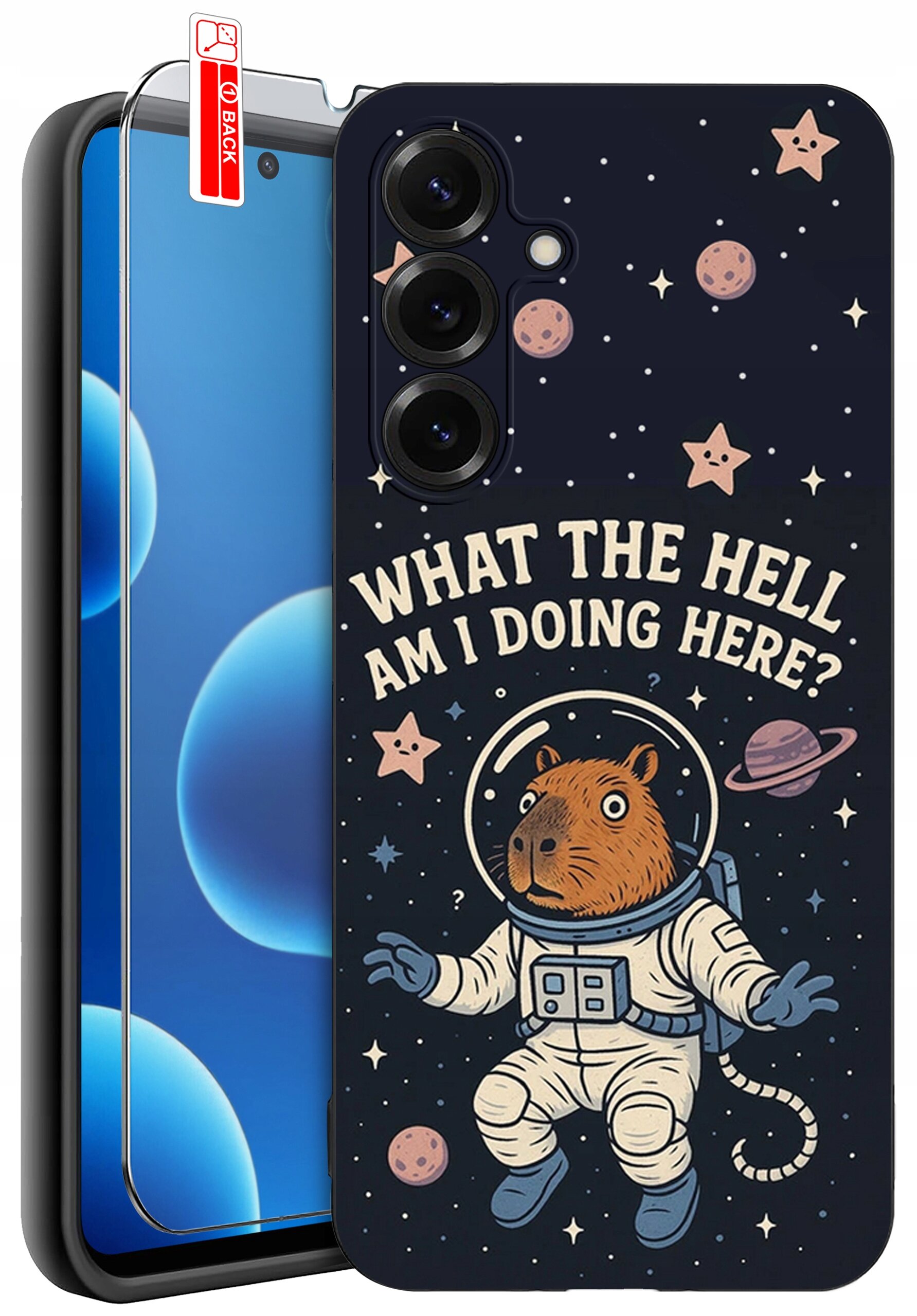 Etui na telefon z nadrukiem kosmonauty w skafandrze z głową zwierzęcia, otoczonego gwiazdami i planetami, z napisem \'WHAT THE HELL AM I DOING HERE?\'. Obok etui znajduje się szkło ochronne z oznaczeniem \'BACK\'.
