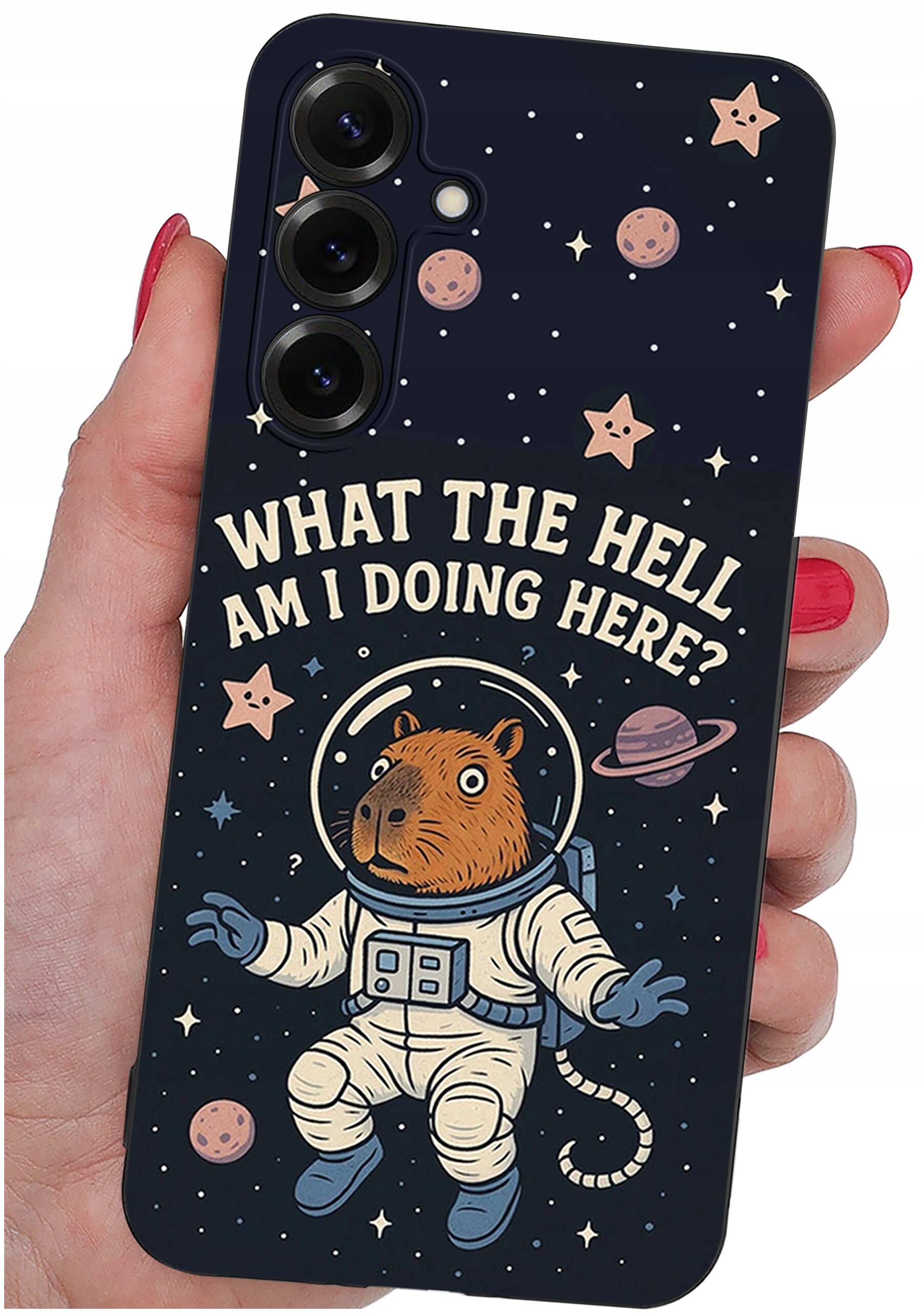 Etui na telefon z grafiką przedstawiającą kapibarę w skafandrze kosmicznym na tle gwiazd i planet oraz napisem \'WHAT THE HELL AM I DOING HERE?\'.
