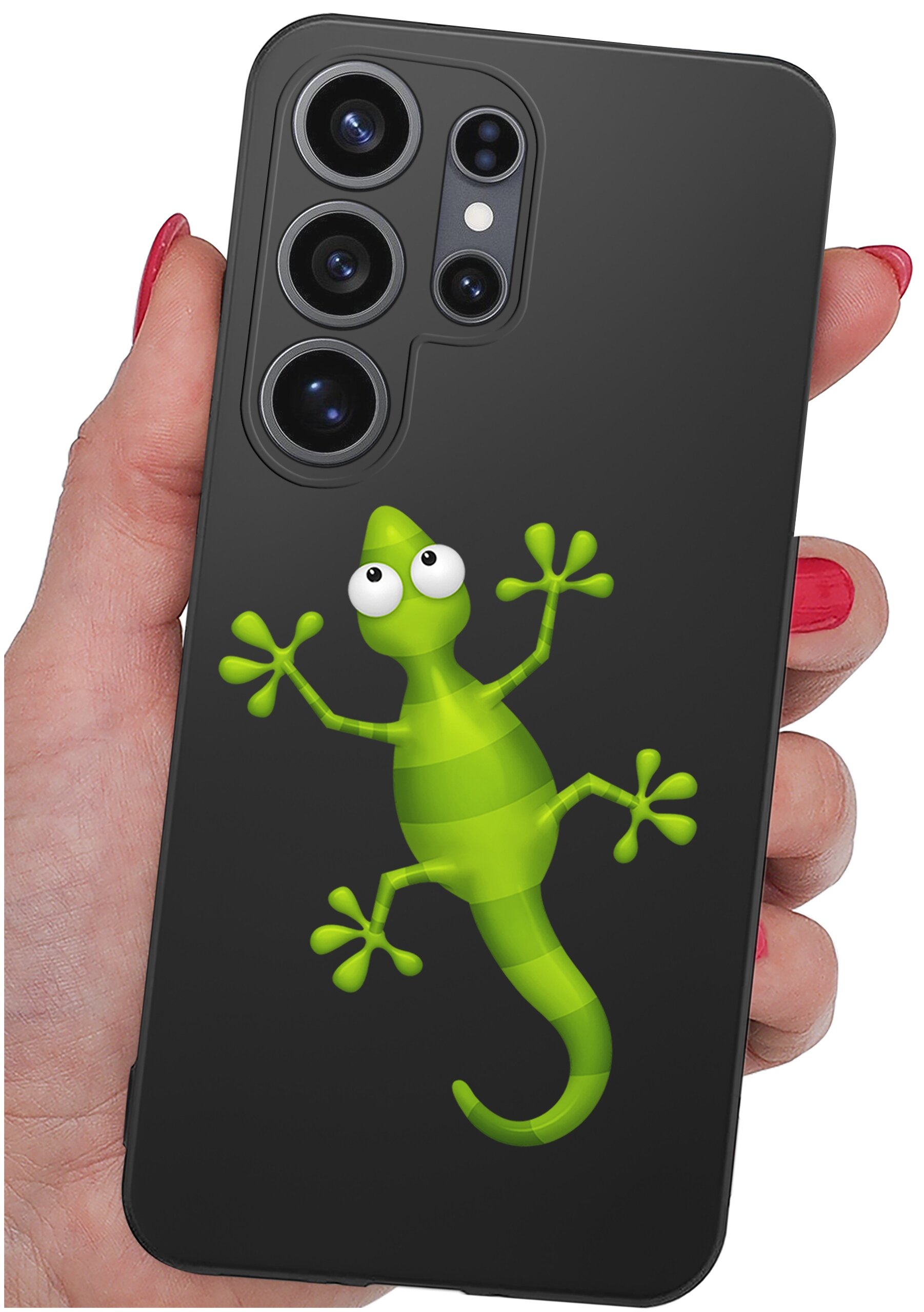 Czarna obudowa telefonu z zielonym rysunkiem jaszczurki, trzymana w dłoni. Widoczne są cztery obiektywy aparatu.