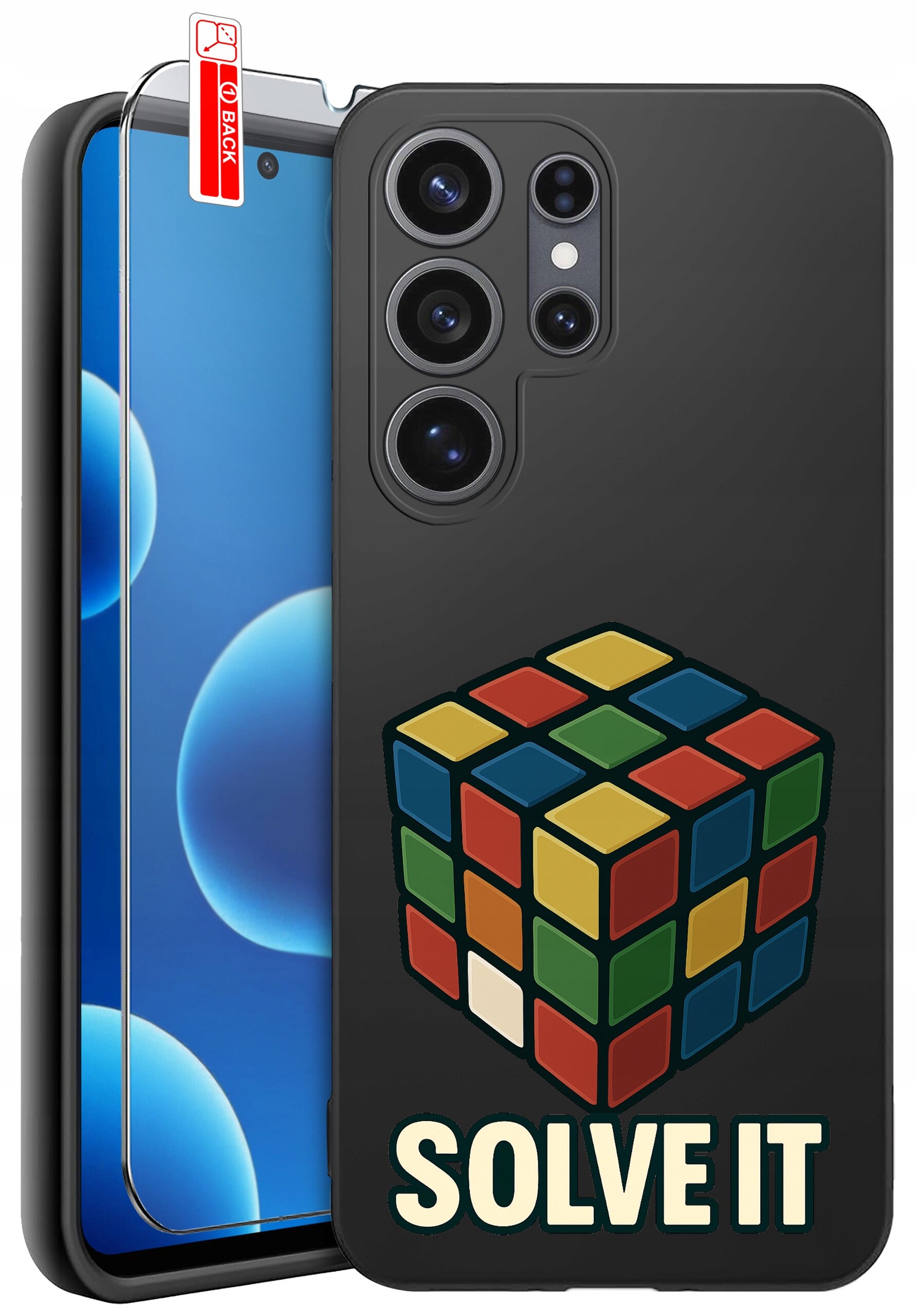 Na obrazie widoczne jest etui na telefon z nadrukiem kostki Rubika i napisem \'SOLVE IT\'. Obok etui znajduje się szkło ochronne z oznaczeniem \'BACK\'.