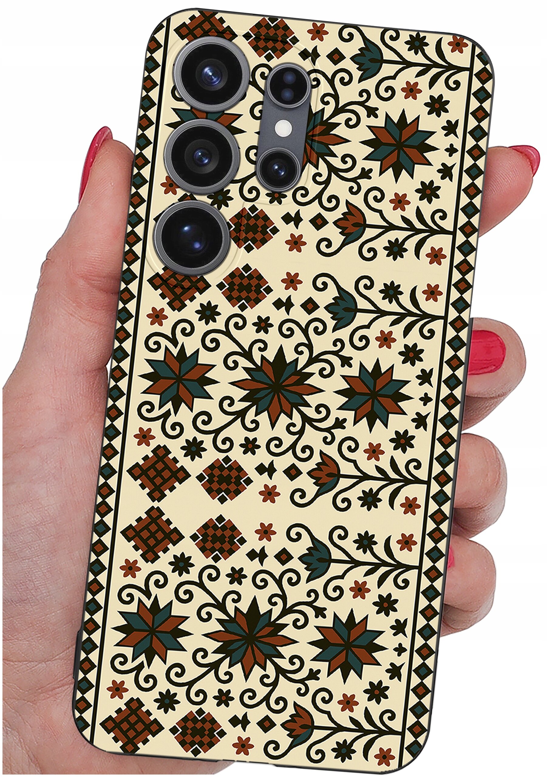 Etui na telefon z wzorem w stylu etnicznym, z motywami kwiatowymi i geometrycznymi w kolorach brązu, zieleni i czerni. Etui trzymane jest w dłoni z pomalowanymi na czerwono paznokciami.