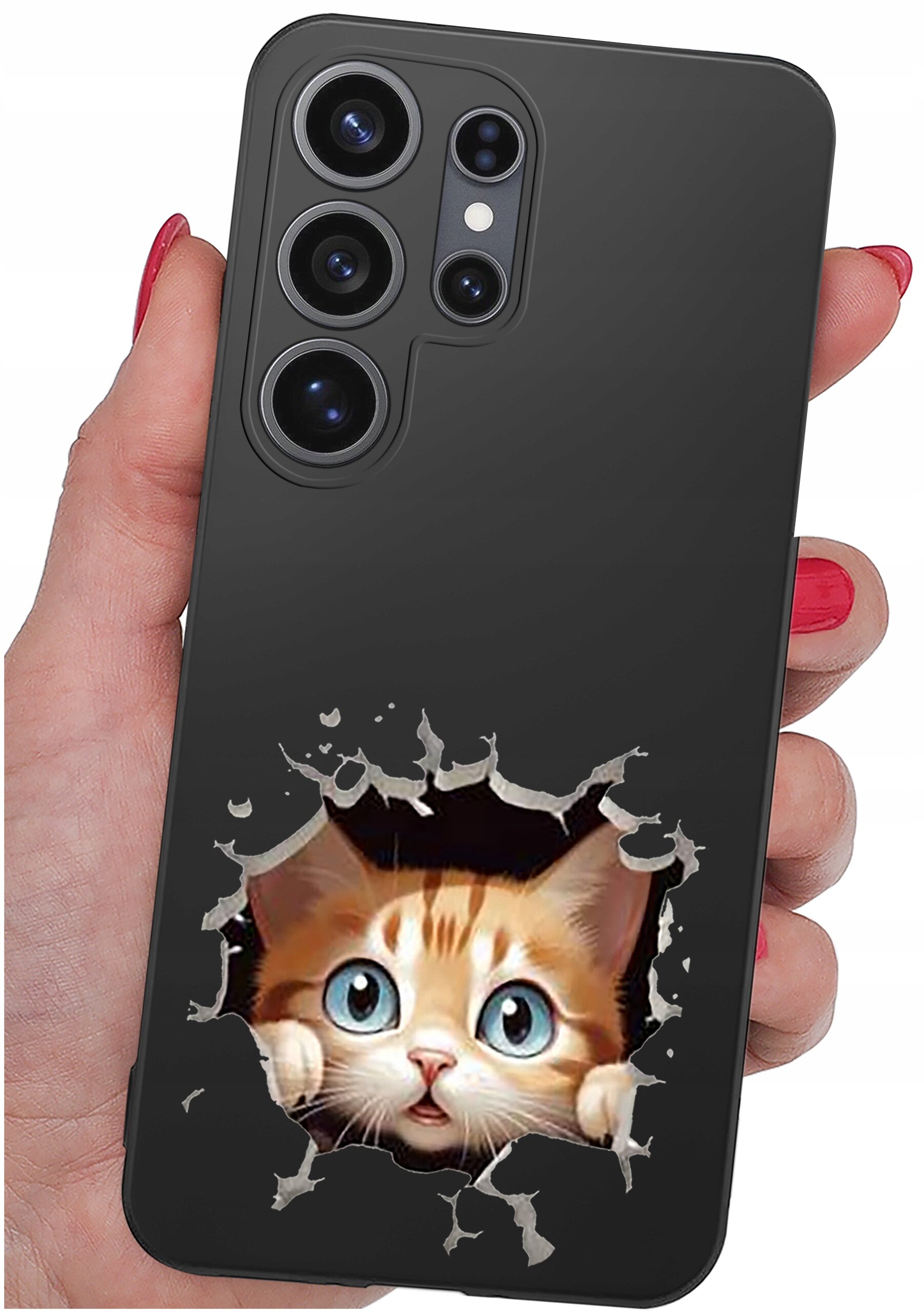 Czarne etui na telefon z nadrukiem kota wyglądającego przez dziurę. Etui trzymane jest w dłoni z pomalowanymi na czerwono paznokciami.