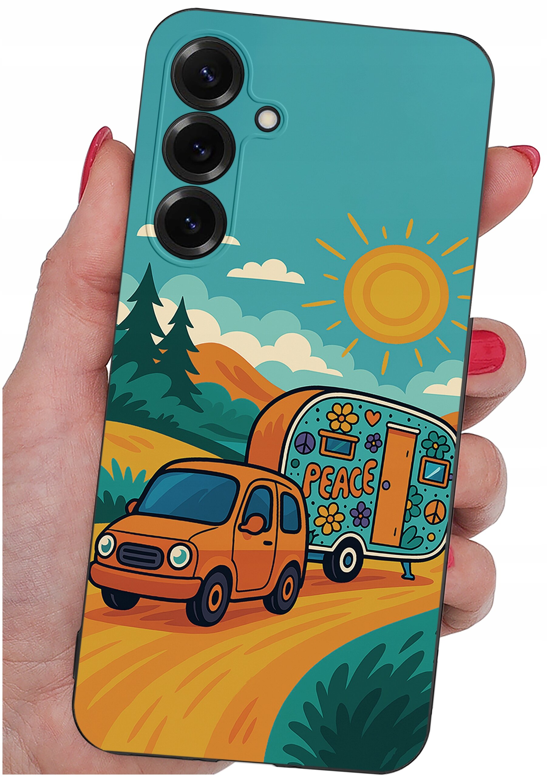 Etui na telefon z kolorowym wzorem przedstawiającym pomarańczowy samochód ciągnący przyczepę z napisem \'PEACE\' na tle krajobrazu z górami i słońcem. Etui trzymane jest w dłoni z pomalowanymi na czerwono paznokciami.