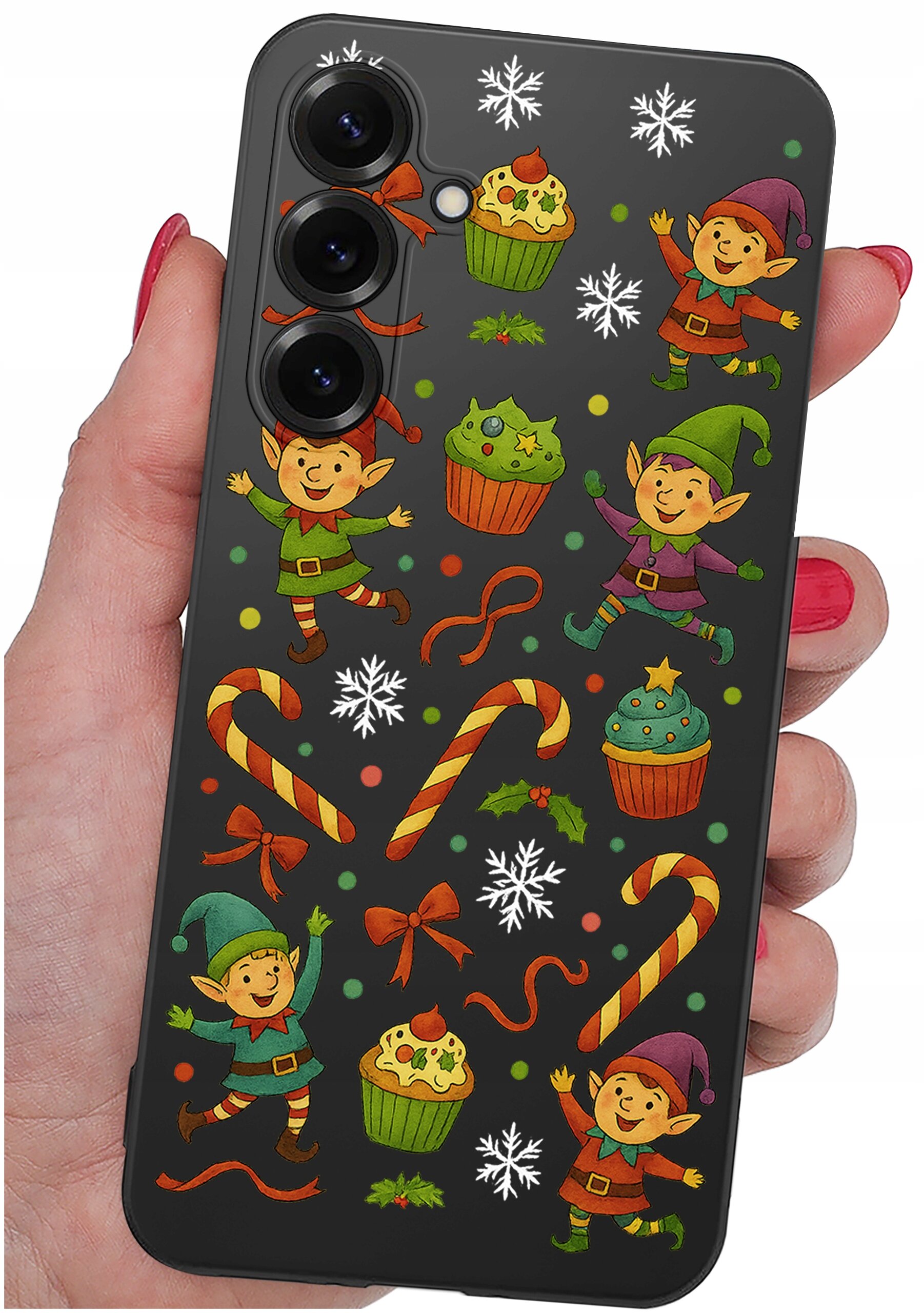 Etui na telefon z kolorowym wzorem przedstawiającym elfy, babeczki, laski cukrowe, kokardki i śnieżynki na ciemnym tle. Etui jest trzymane w dłoni z pomalowanymi na czerwono paznokciami.