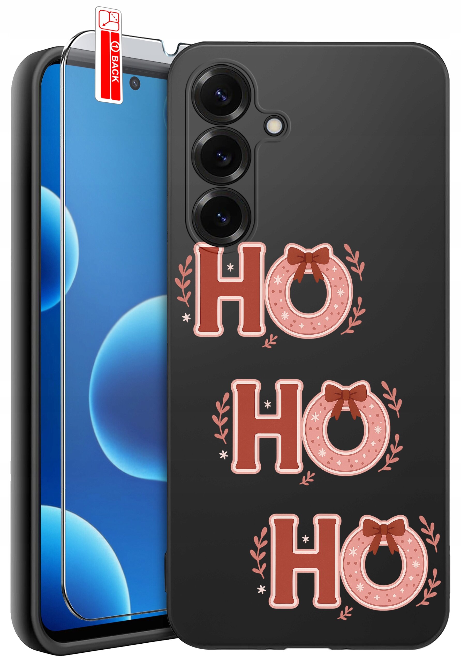 Czarne etui na telefon z trzema aparatami, ozdobione wzorem \'HO HO HO\' z różowymi literami i dekoracyjnymi gałązkami. Obok etui znajduje się szkło ochronne z czerwoną naklejką \'BACK\'.
