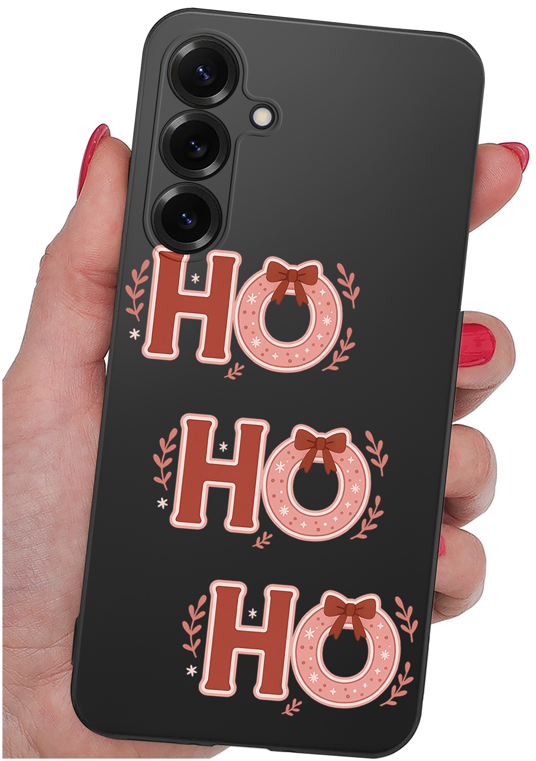Czarna obudowa telefonu z trzema dużymi napisami \'HO HO HO\' w kolorze czerwonym z ozdobnymi elementami. Obudowa jest trzymana w dłoni z pomalowanymi na czerwono paznokciami.
