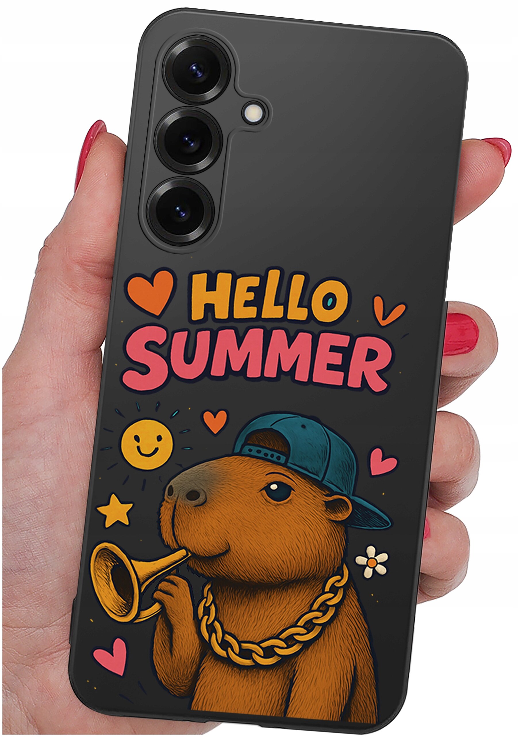 Etui na telefon z grafiką przedstawiającą kapibarę w czapce z daszkiem, trzymającą trąbkę, oraz napis \'HELLO SUMMER\'. W tle widoczne są serduszka, uśmiechnięta buźka i gwiazdki.