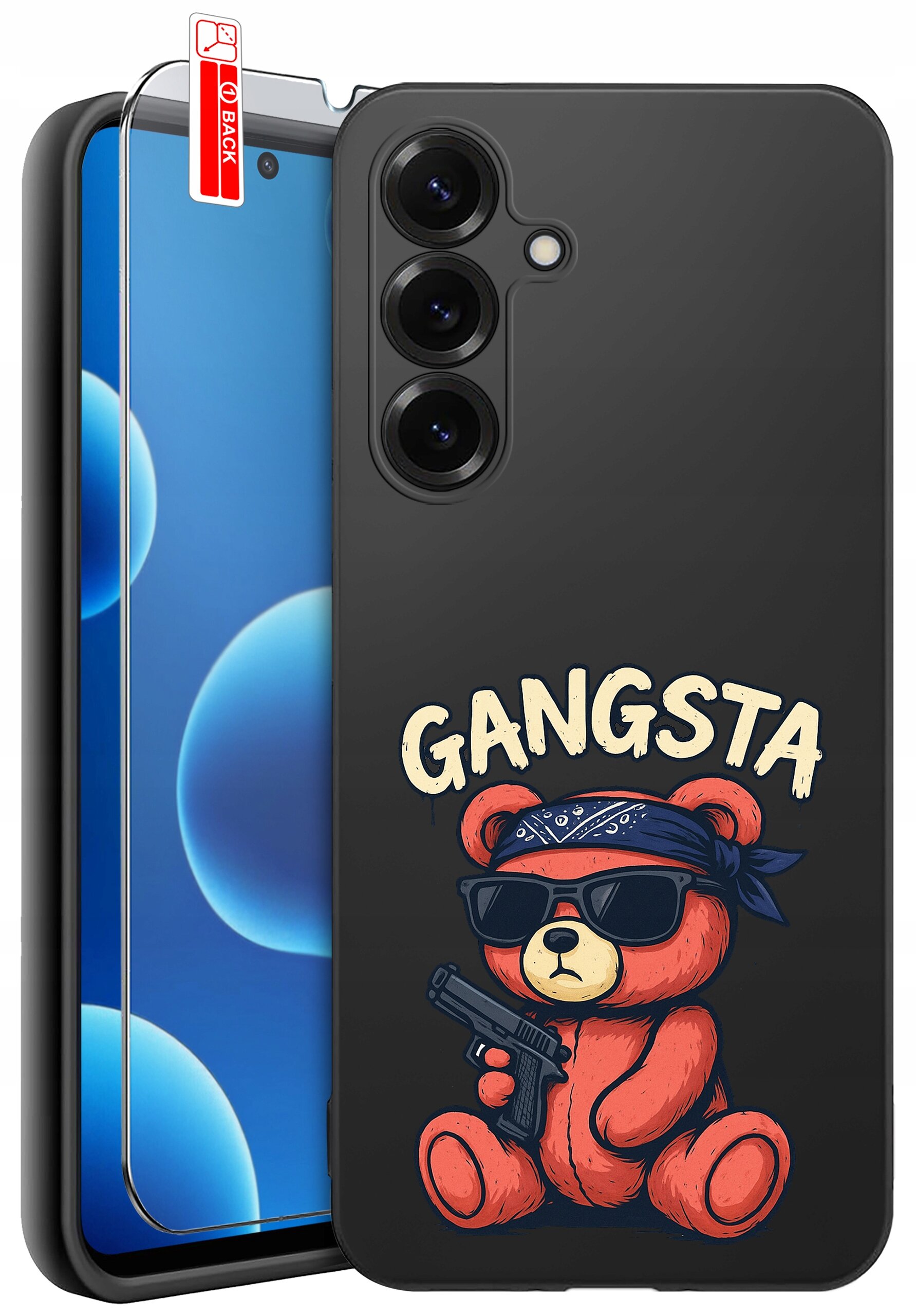 Na obrazie widoczne jest czarne etui na telefon z nadrukiem misia w okularach przeciwsłonecznych, trzymającego pistolet, z napisem \'GANGSTA\'. Obok etui znajduje się szkło ochronne z oznaczeniem \'BACK\'.