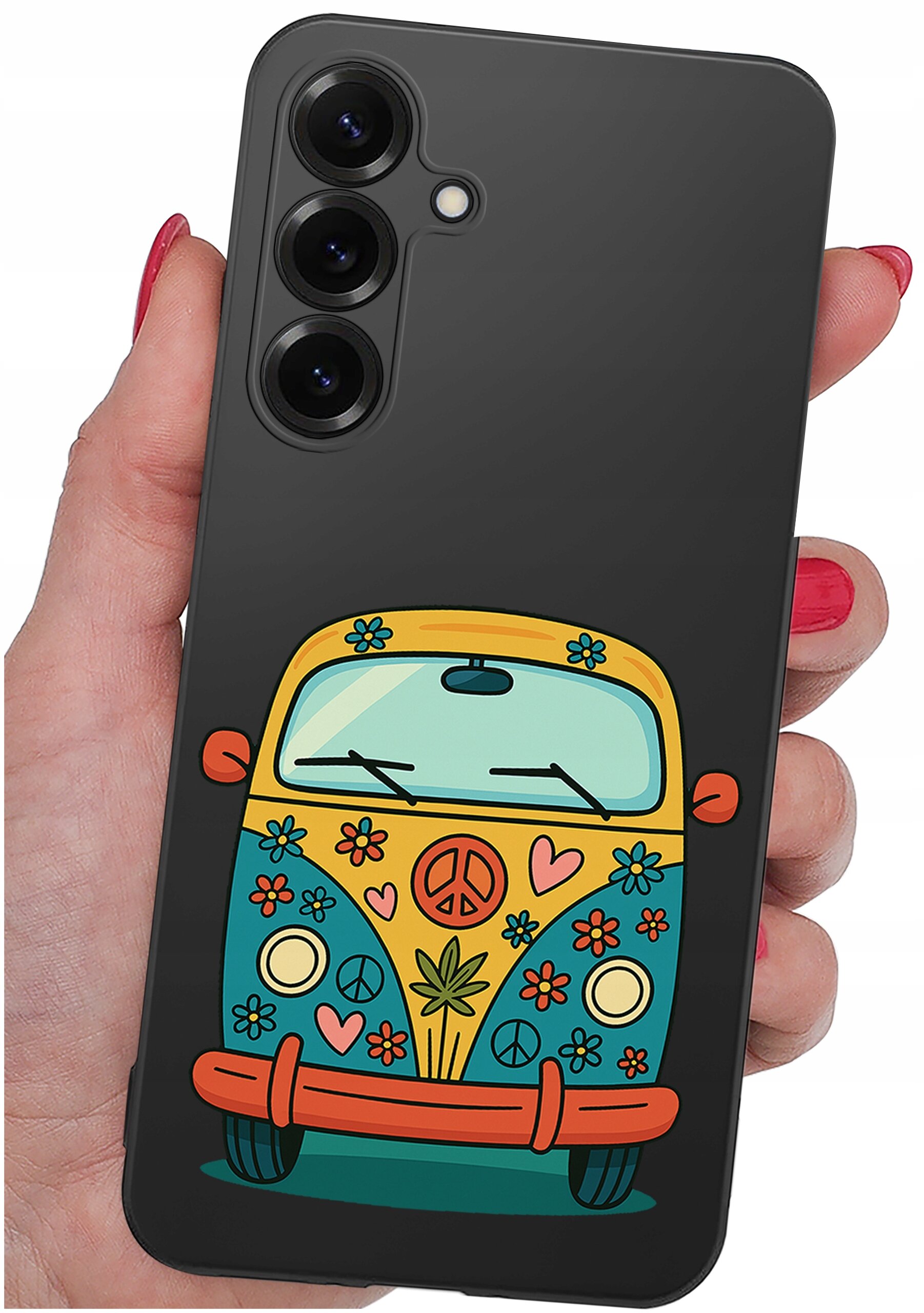 Osoba trzyma telefon z etui ozdobionym kolorowym rysunkiem samochodu w stylu retro, z motywami kwiatów, serc i symbolu pokoju.