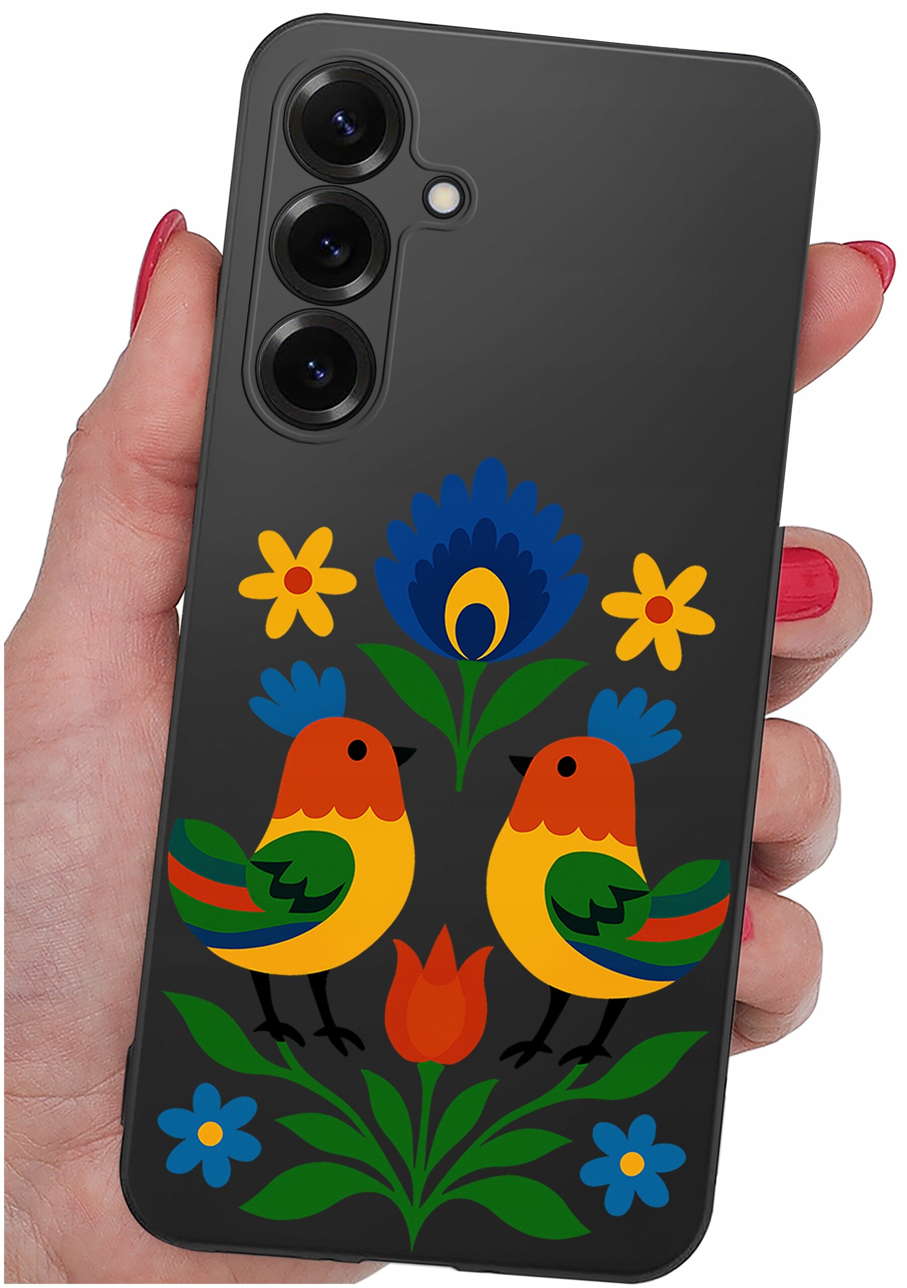 Czarna obudowa telefonu z kolorowym wzorem przedstawiającym dwa stylizowane ptaki oraz kwiaty w żywych kolorach. Obudowa jest trzymana w dłoni z pomalowanymi na czerwono paznokciami.