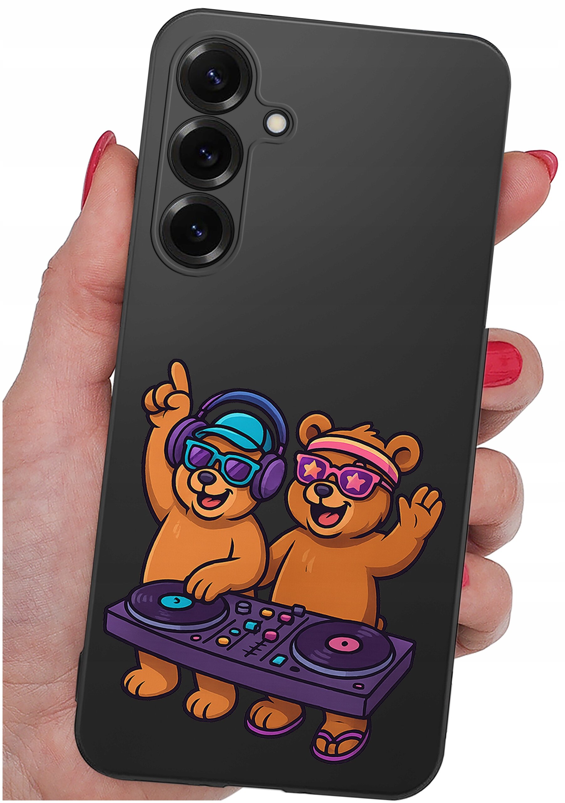 Czarne etui na telefon z grafiką dwóch niedźwiedzi w okularach i słuchawkach, stojących przy konsoli DJ-skiej. Etui trzymane jest w dłoni z pomalowanymi na czerwono paznokciami.