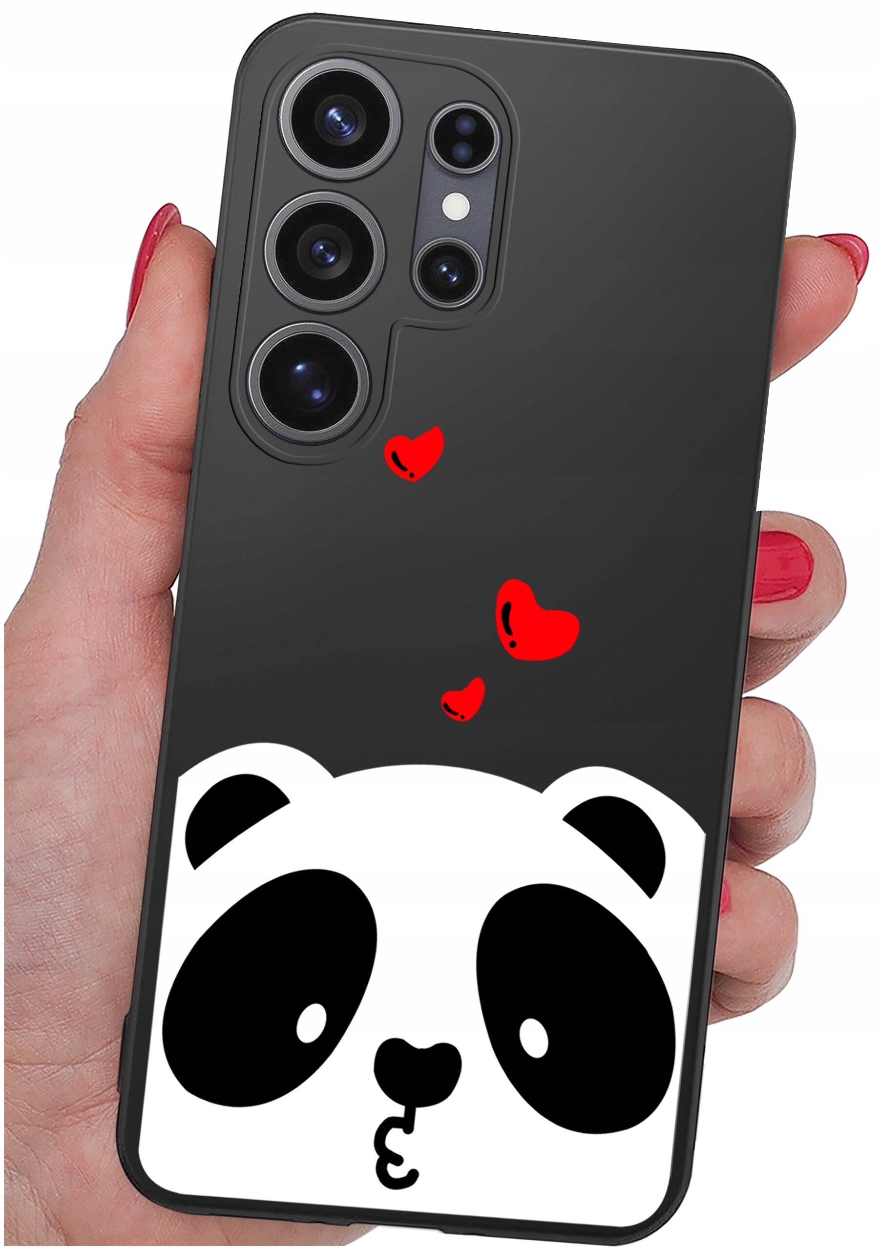 Czarne etui na telefon z grafiką przedstawiającą białą pandę i czerwone serduszka. Etui jest trzymane w dłoni z pomalowanymi na czerwono paznokciami.