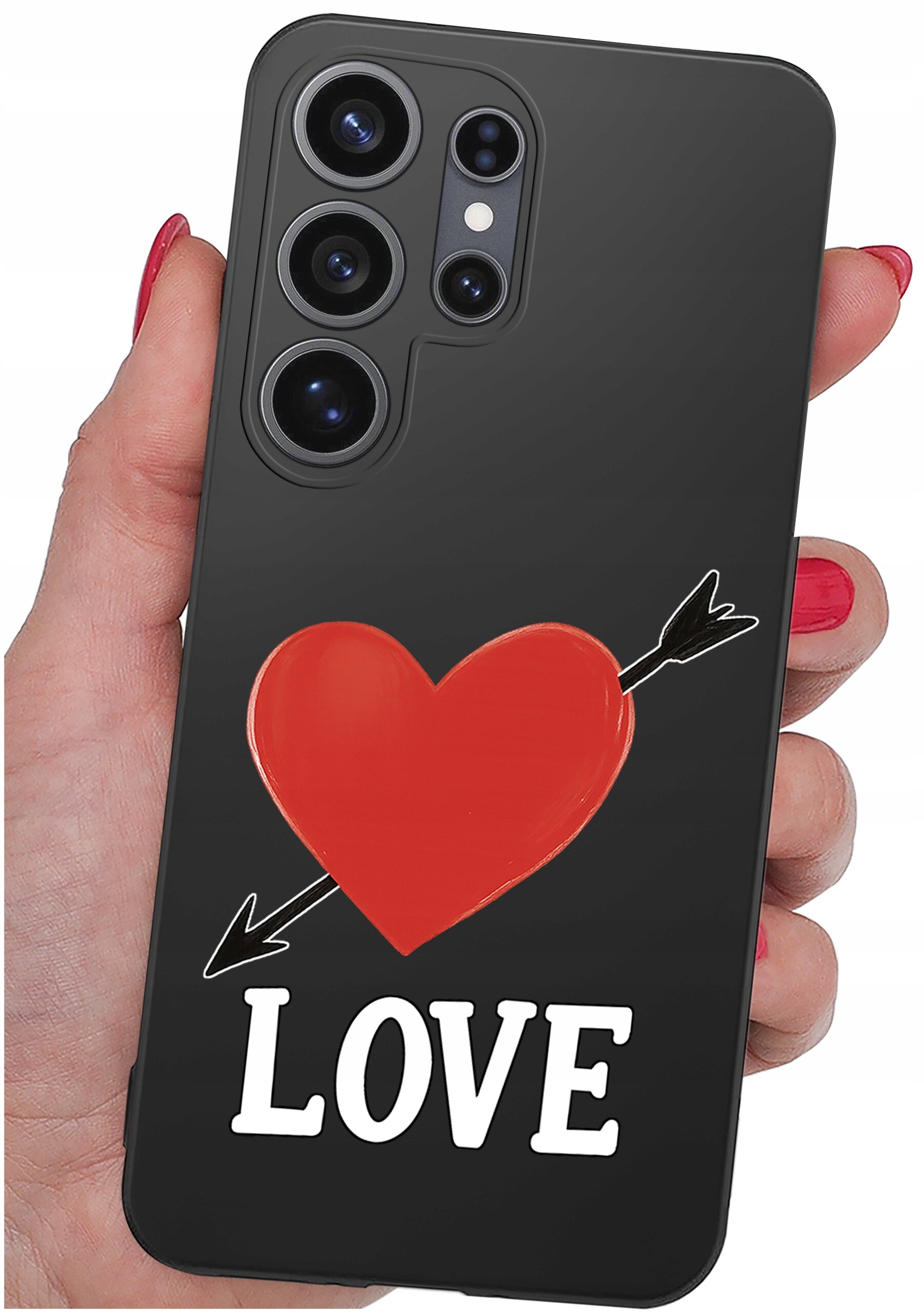 Czarne etui na telefon z czerwonym sercem przebitym strzałą oraz napisem \'LOVE\'. Etui trzymane jest w dłoni z pomalowanymi na czerwono paznokciami.