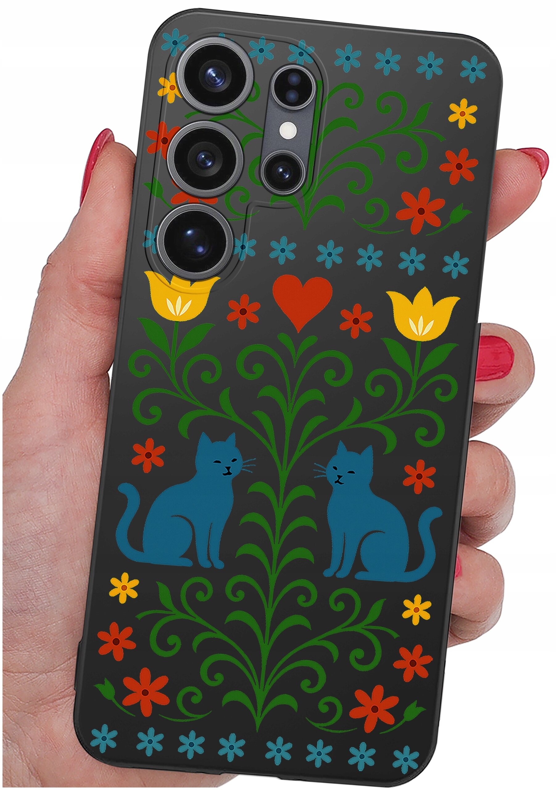Etui na telefon z kolorowym wzorem przedstawiającym dwa niebieskie koty, kwiaty i serce na ciemnym tle. Etui trzymane jest w dłoni z pomalowanymi na czerwono paznokciami.