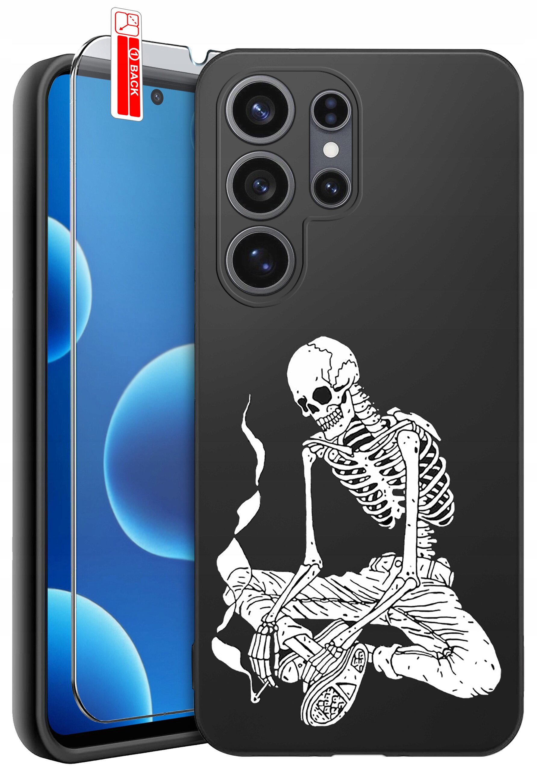 Czarne etui na telefon z nadrukiem białego szkieletu siedzącego w pozycji z nogami skrzyżowanymi. Obok etui znajduje się szkło ochronne z oznaczeniem \'BACK\'.