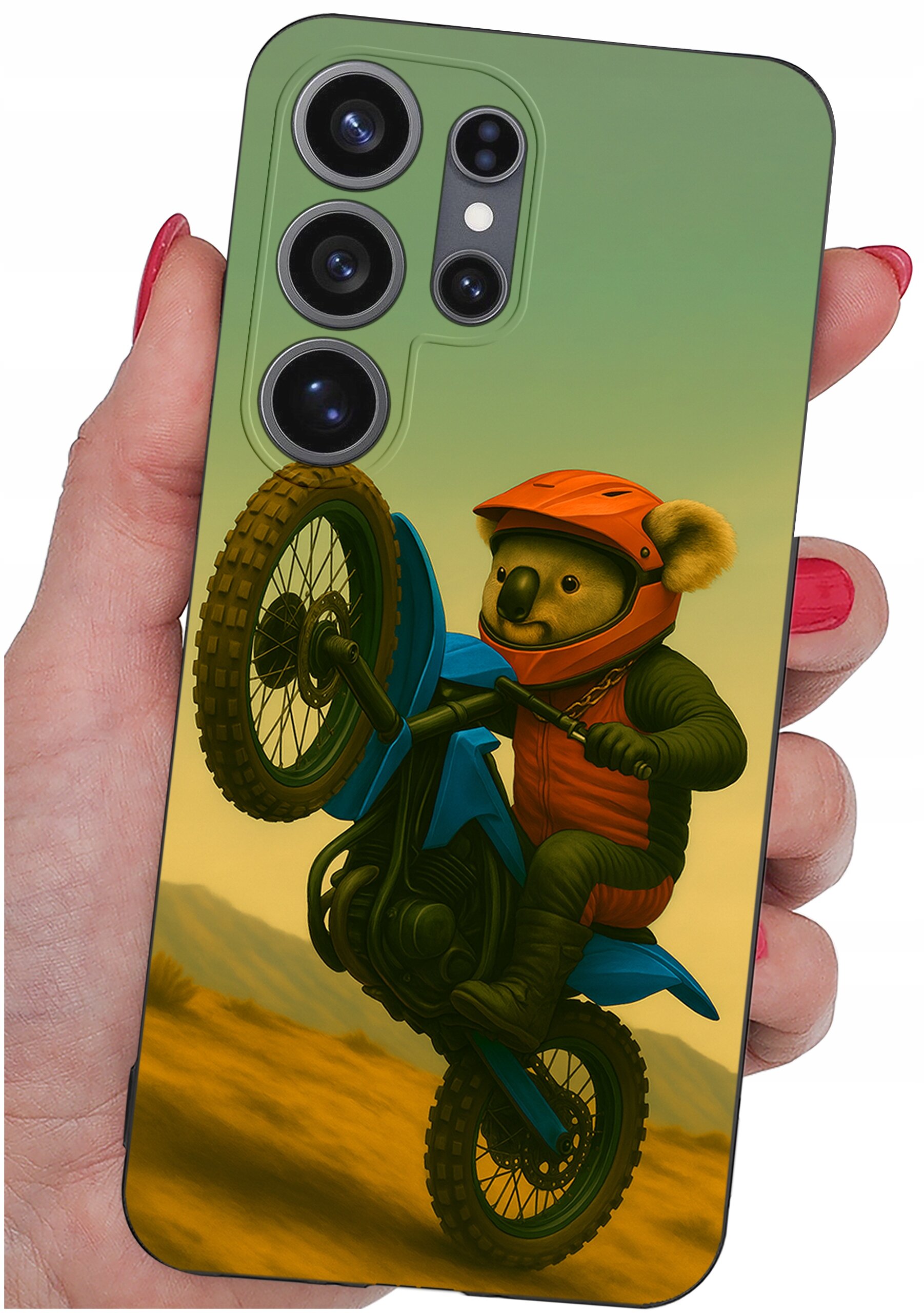 Etui na telefon z nadrukiem koali na motocyklu w kasku, trzymane w dłoni z pomalowanymi na czerwono paznokciami. Etui posiada wycięcia na cztery obiektywy aparatu.