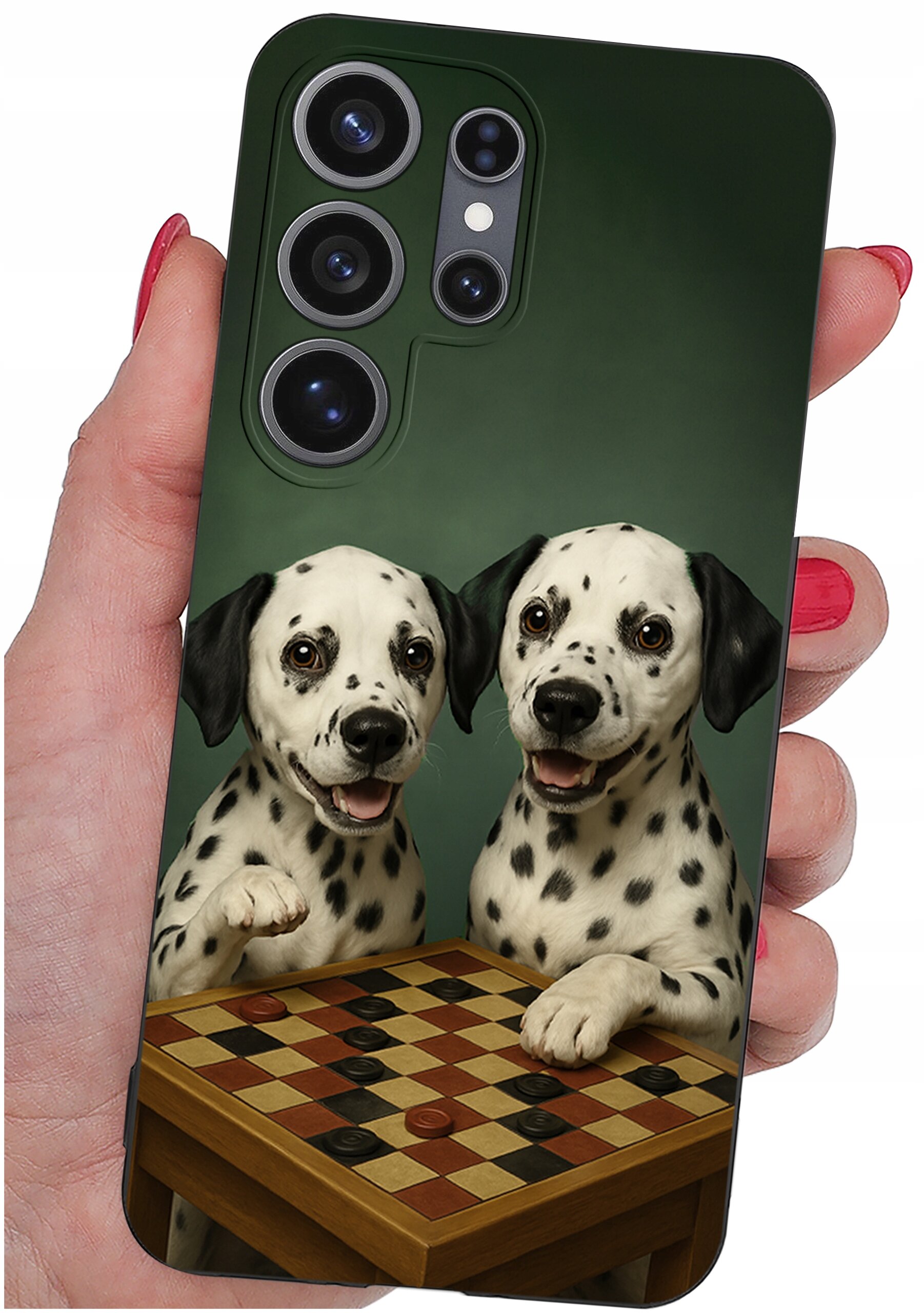 Etui na telefon z nadrukiem dwóch dalmatyńczyków grających w warcaby. Etui jest trzymane w dłoni z pomalowanymi na czerwono paznokciami.
