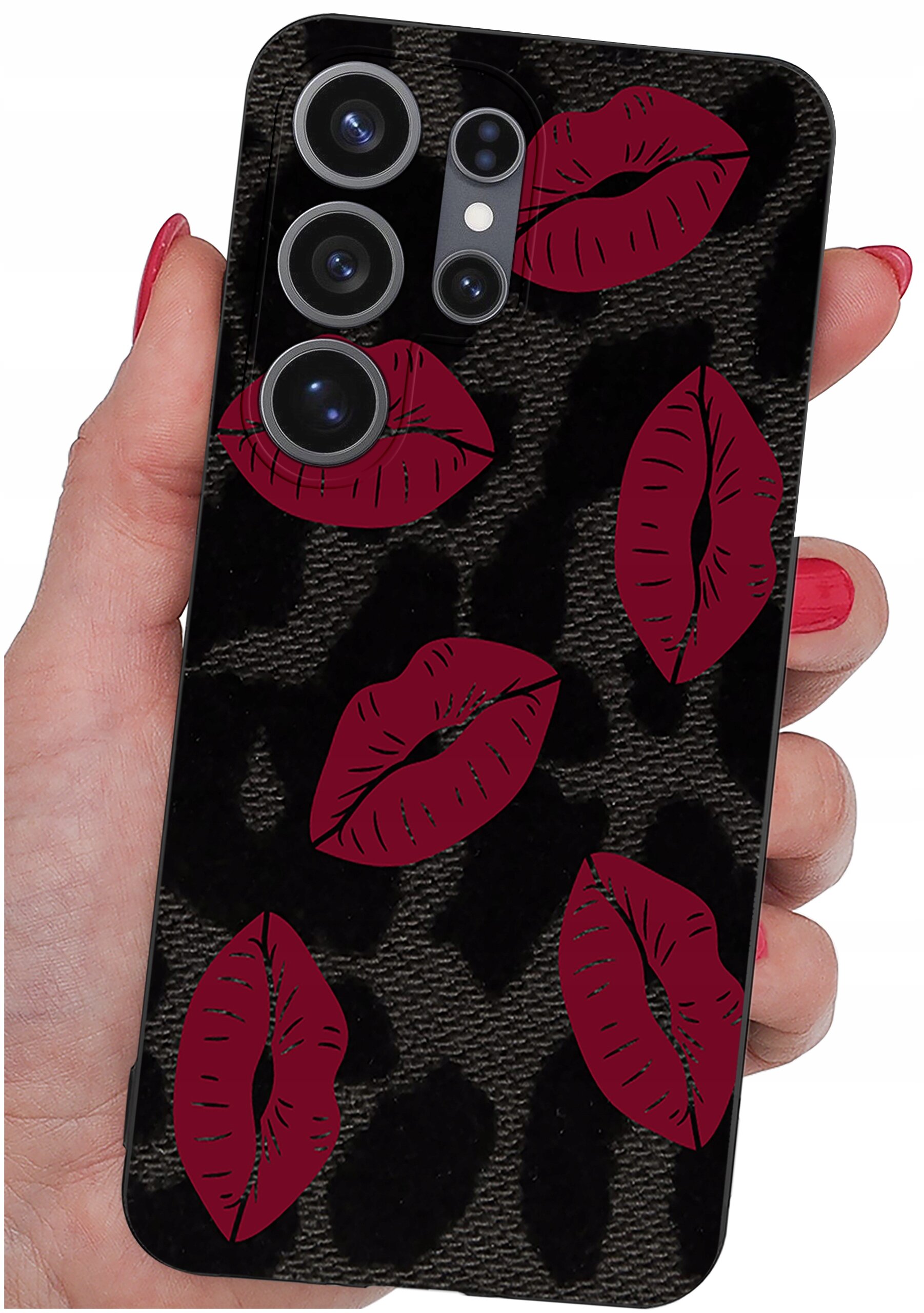Etui na telefon z czarnym wzorem przypominającym skórę zwierzęcia, ozdobione czerwonymi grafikami ust. Widoczne są cztery obiektywy aparatu oraz lampa błyskowa.