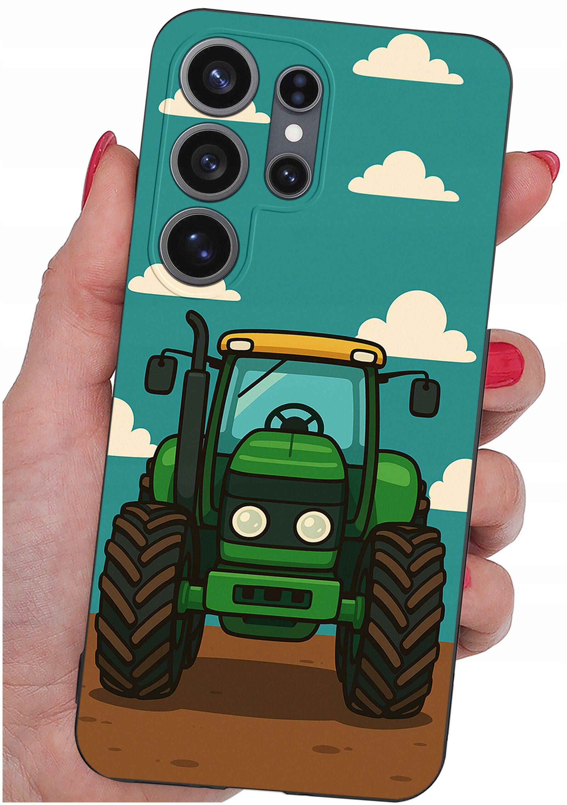 Etui na telefon z nadrukiem zielonego traktora na tle niebieskiego nieba z białymi chmurami. Etui trzymane jest w dłoni z pomalowanymi na czerwono paznokciami.