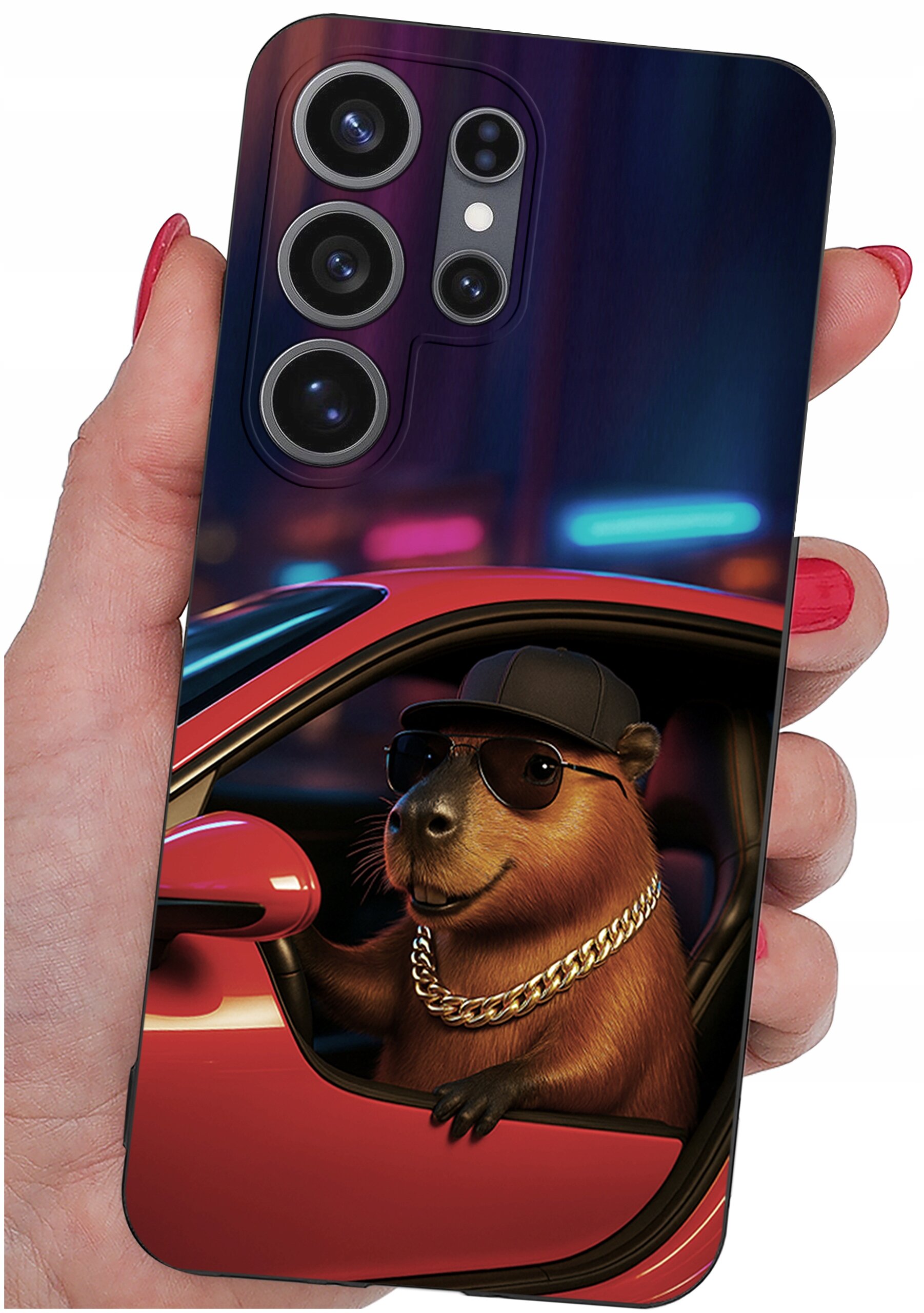 Etui na telefon z nadrukiem kapibary w okularach przeciwsłonecznych i czapce, siedzącej w czerwonym samochodzie. W tle widoczne są rozmyte, kolorowe światła.