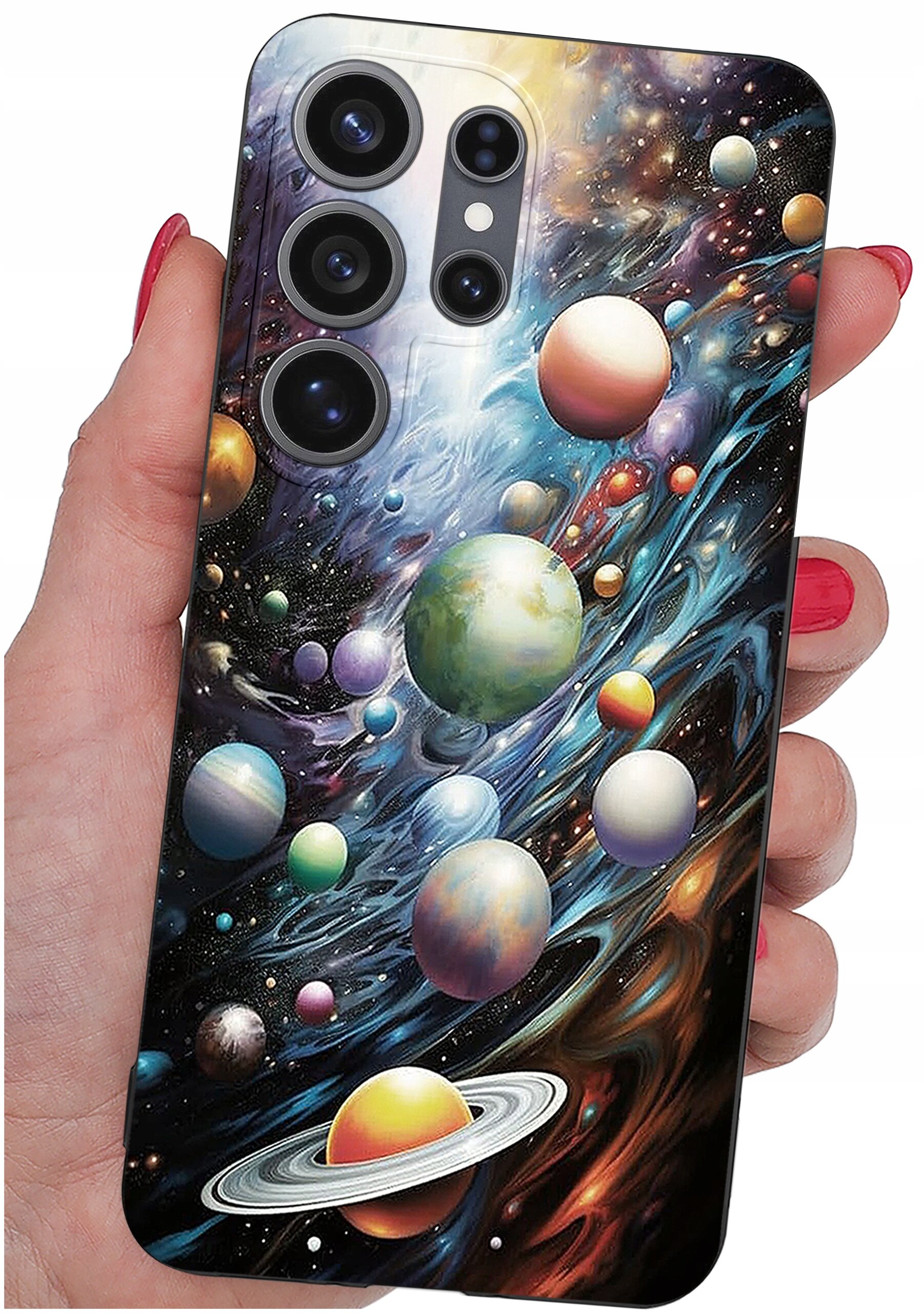 Etui na telefon z kolorowym wzorem przedstawiającym planety i kosmos, trzymane w dłoni. Widoczne są cztery otwory na aparaty fotograficzne.