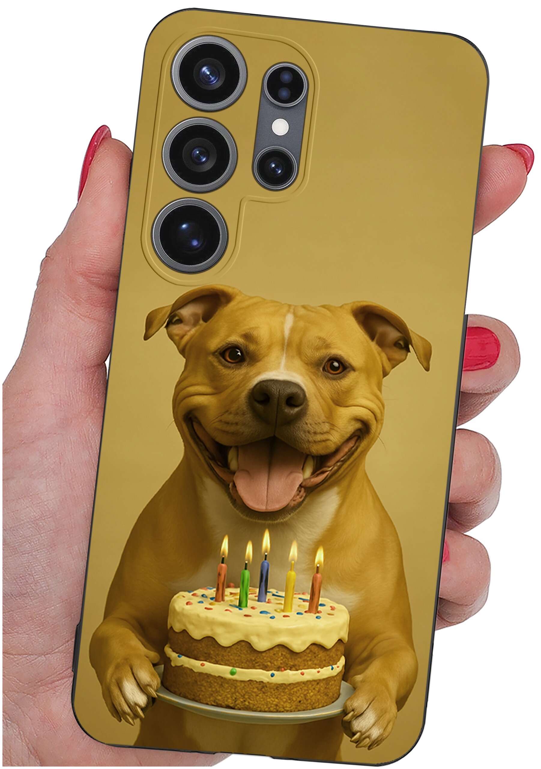 Etui na telefon z nadrukiem psa trzymającego tort urodzinowy z zapalonymi świeczkami. Etui ma wycięcia na cztery obiektywy aparatu i jest trzymane w dłoni z czerwonym lakierem na paznokciach.