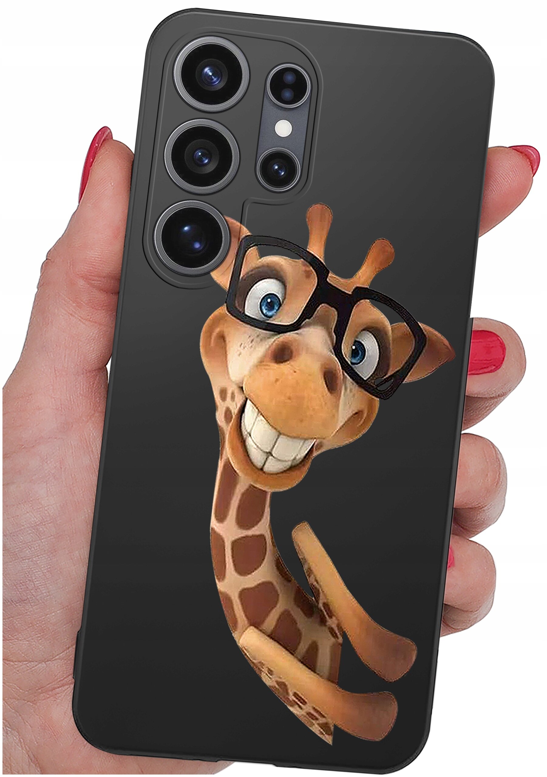 Etui na telefon z nadrukiem uśmiechniętej żyrafy w okularach. Etui jest trzymane w dłoni z pomalowanymi na czerwono paznokciami.