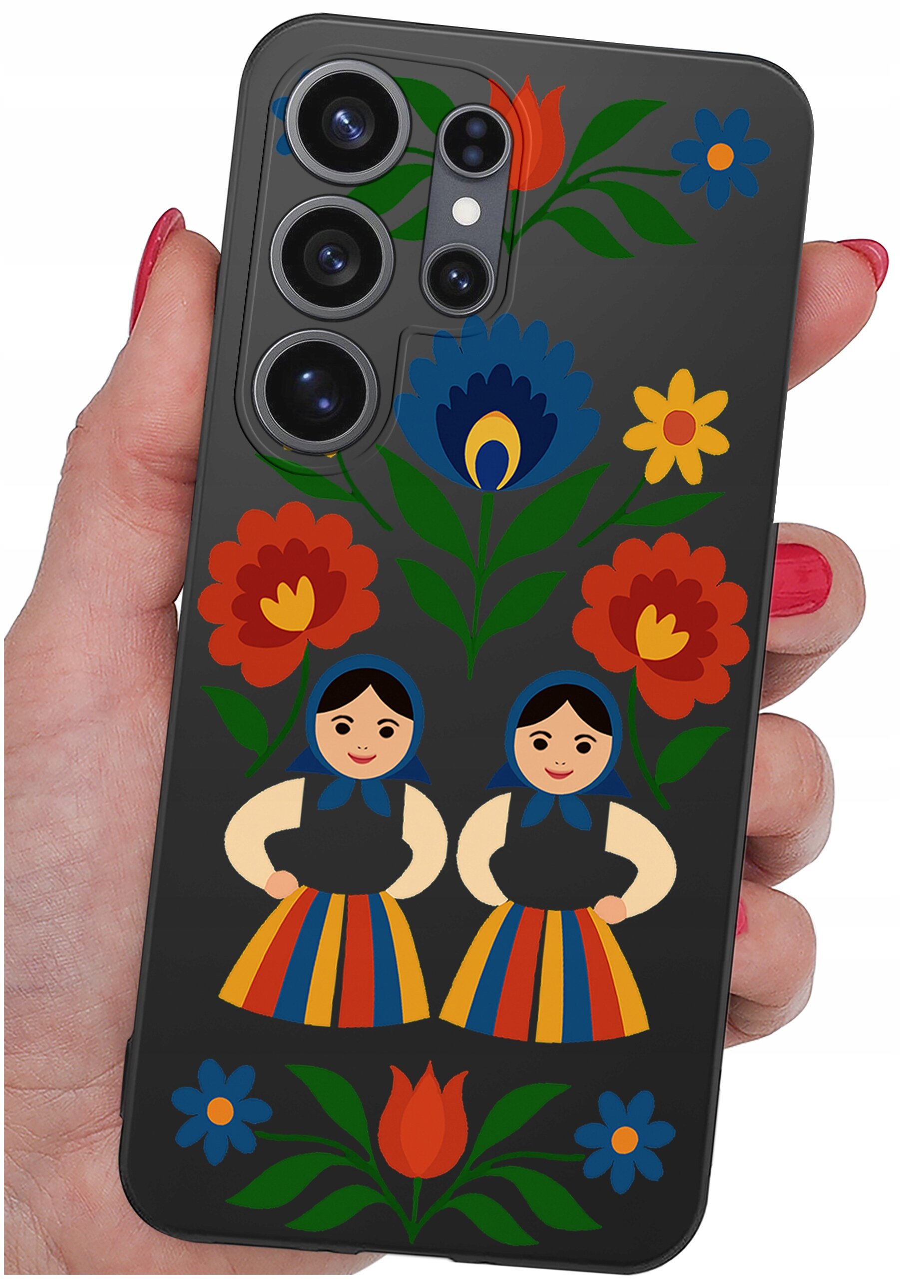 Etui na telefon z kolorowym wzorem ludowym przedstawiającym dwie postacie w tradycyjnych strojach oraz kwiaty w żywych barwach. Etui jest trzymane w dłoni z pomalowanymi na czerwono paznokciami.