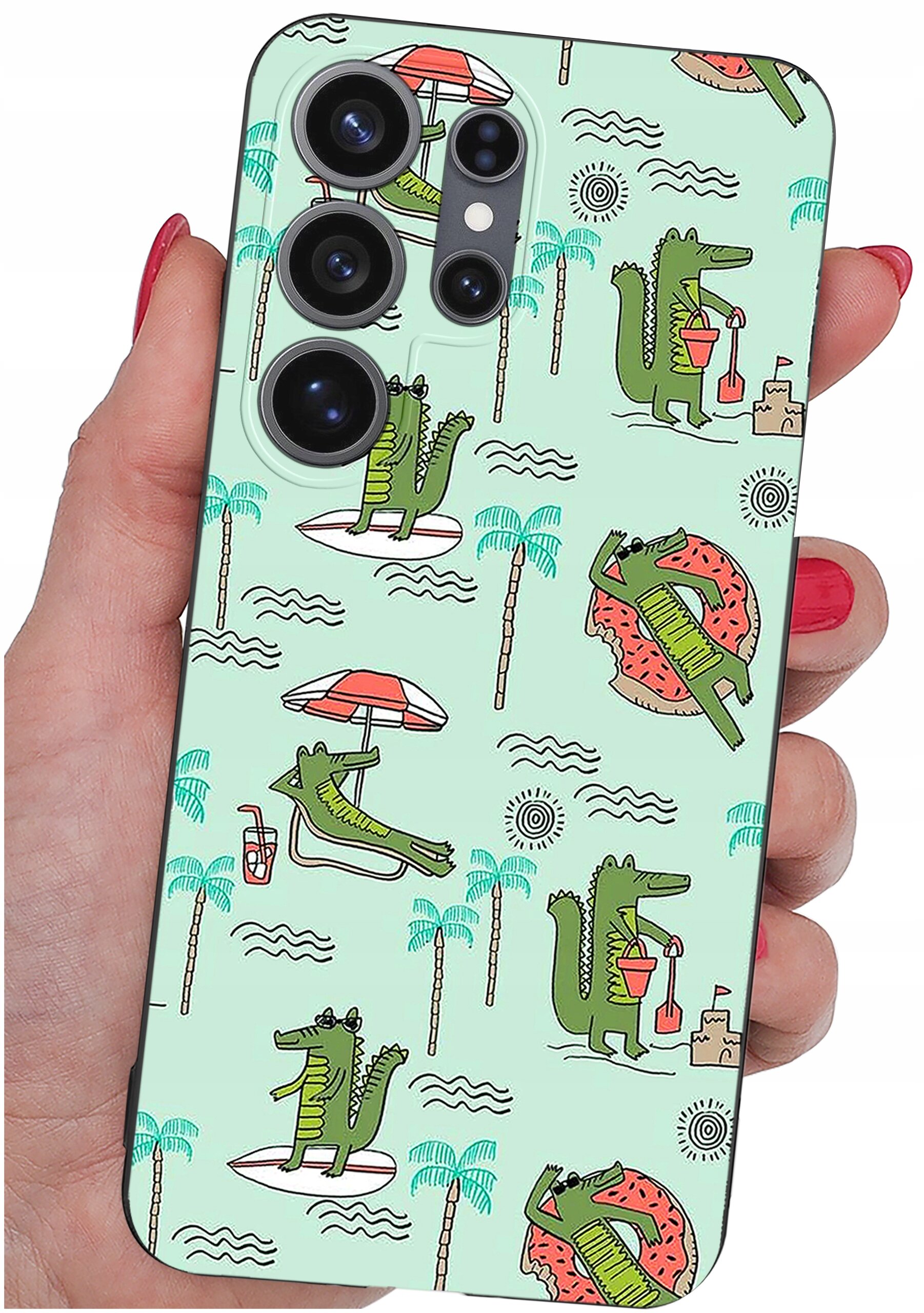 Etui na telefon z wzorem przedstawiającym zielone krokodyle w różnych wakacyjnych scenach, takich jak leżenie pod parasolem, pływanie na materacu i budowanie zamku z piasku. Tło jest jasne, a wzór uzupełniają palmy i fale.