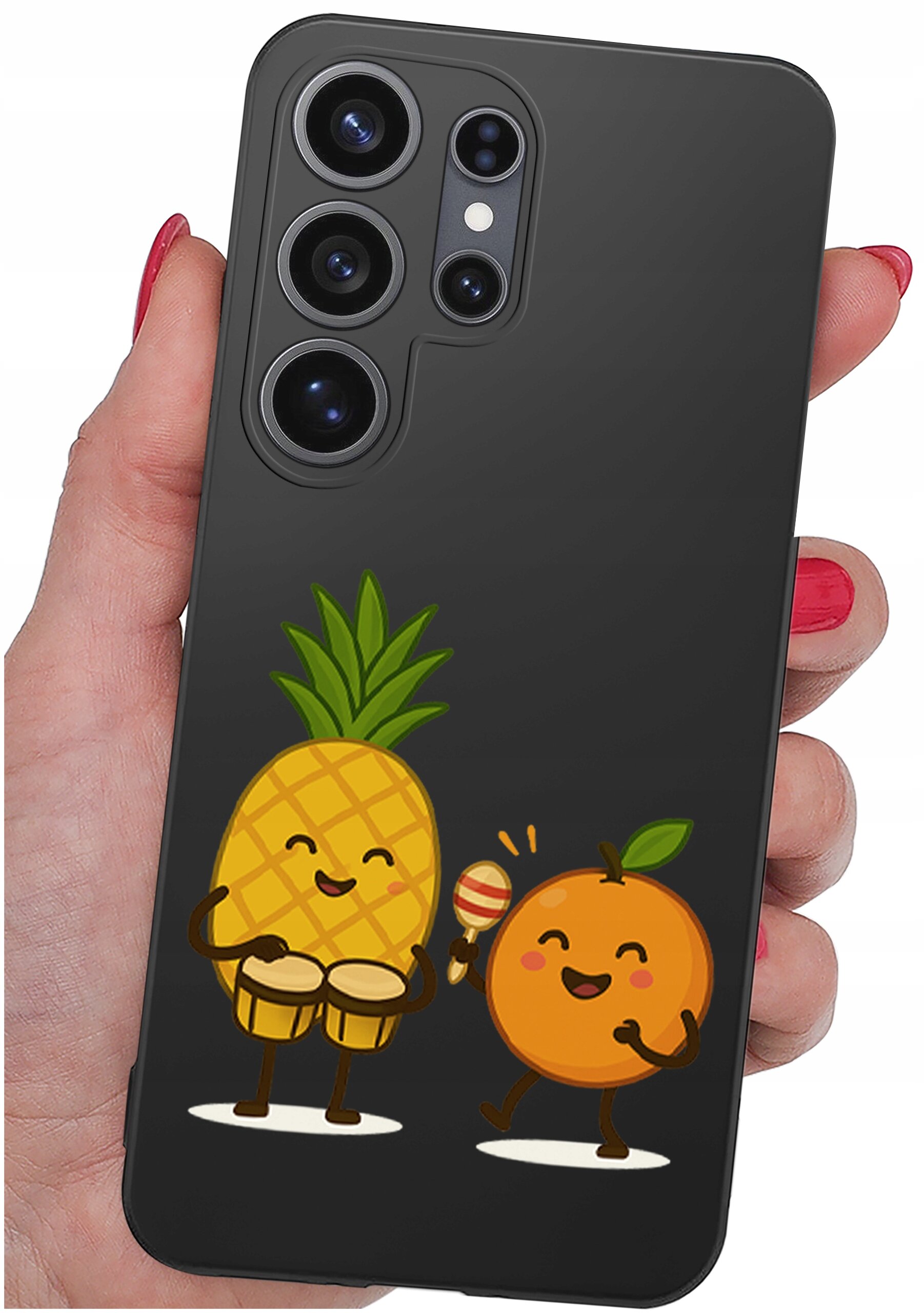 Czarne etui na telefon z grafiką przedstawiającą uśmiechnięte ananasa grającego na bębenkach i pomarańczę z marakasem. Etui trzymane jest w dłoni z pomalowanymi na czerwono paznokciami.