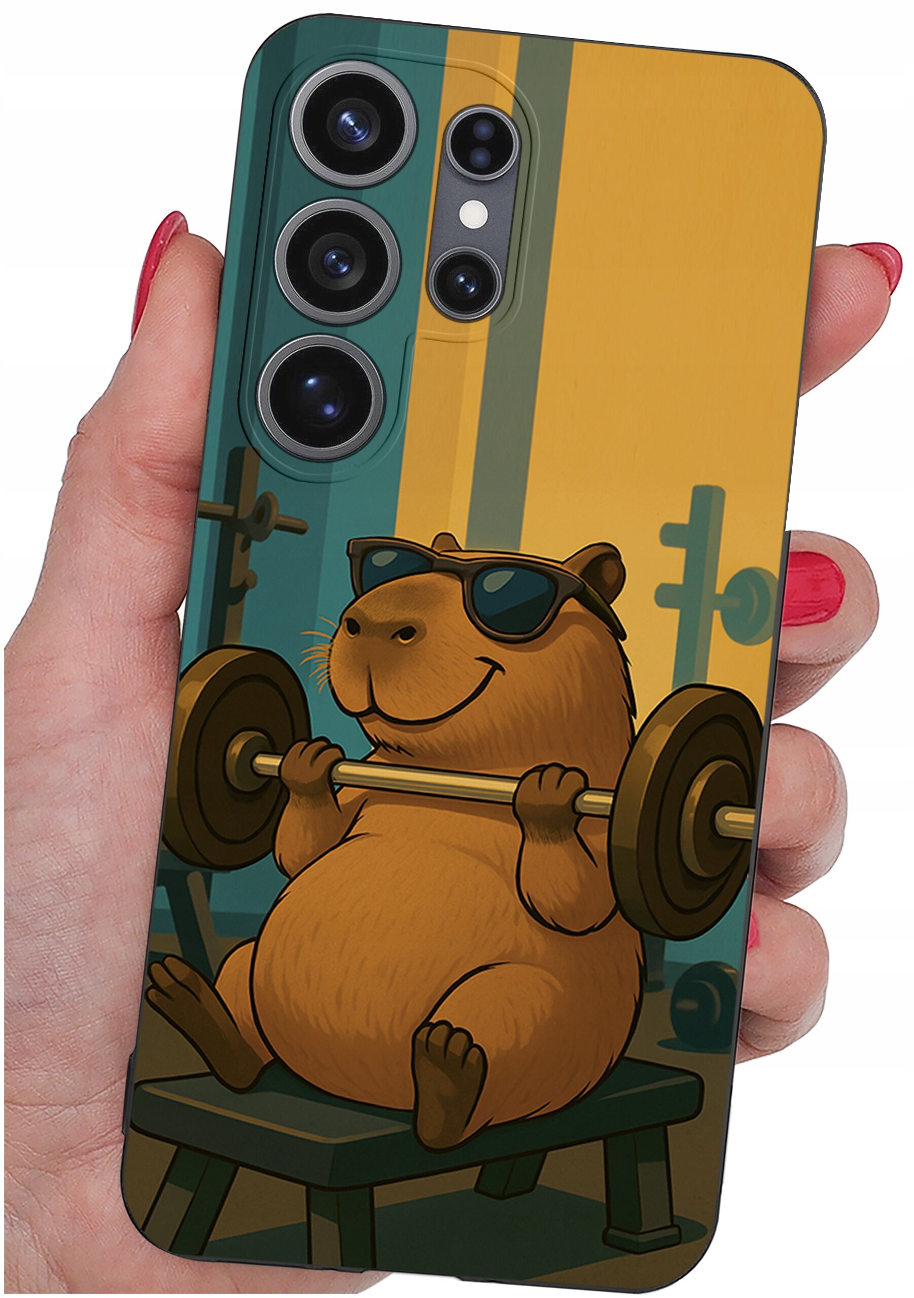 Etui na telefon z nadrukiem kapibary w okularach przeciwsłonecznych, podnoszącej sztangę na tle kolorowych pasów. Etui jest trzymane w dłoni z pomalowanymi na czerwono paznokciami.