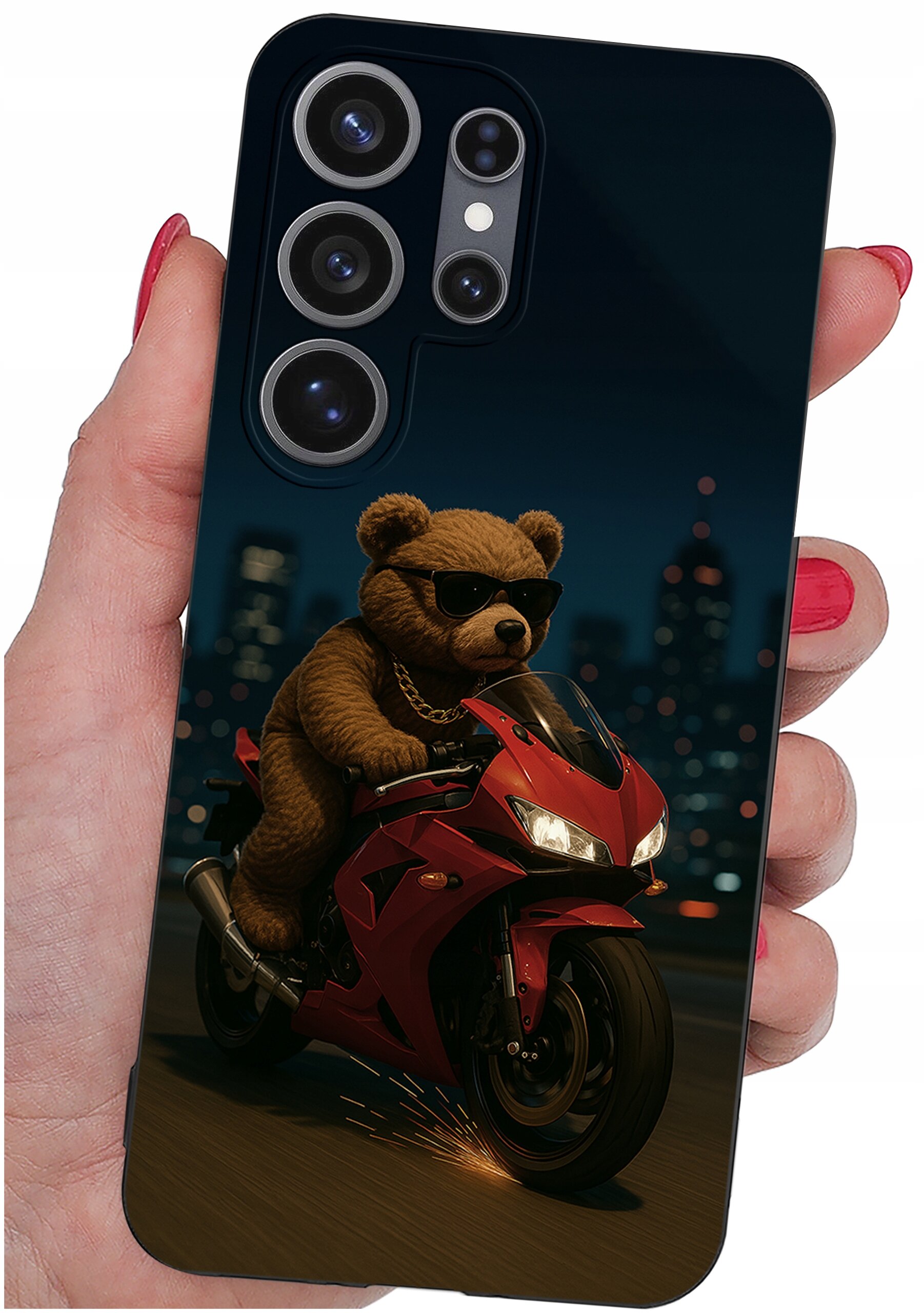 Etui na telefon z nadrukiem misia w okularach przeciwsłonecznych, jadącego na czerwonym motocyklu na tle nocnego miasta. Etui trzymane jest w dłoni z pomalowanymi na czerwono paznokciami.