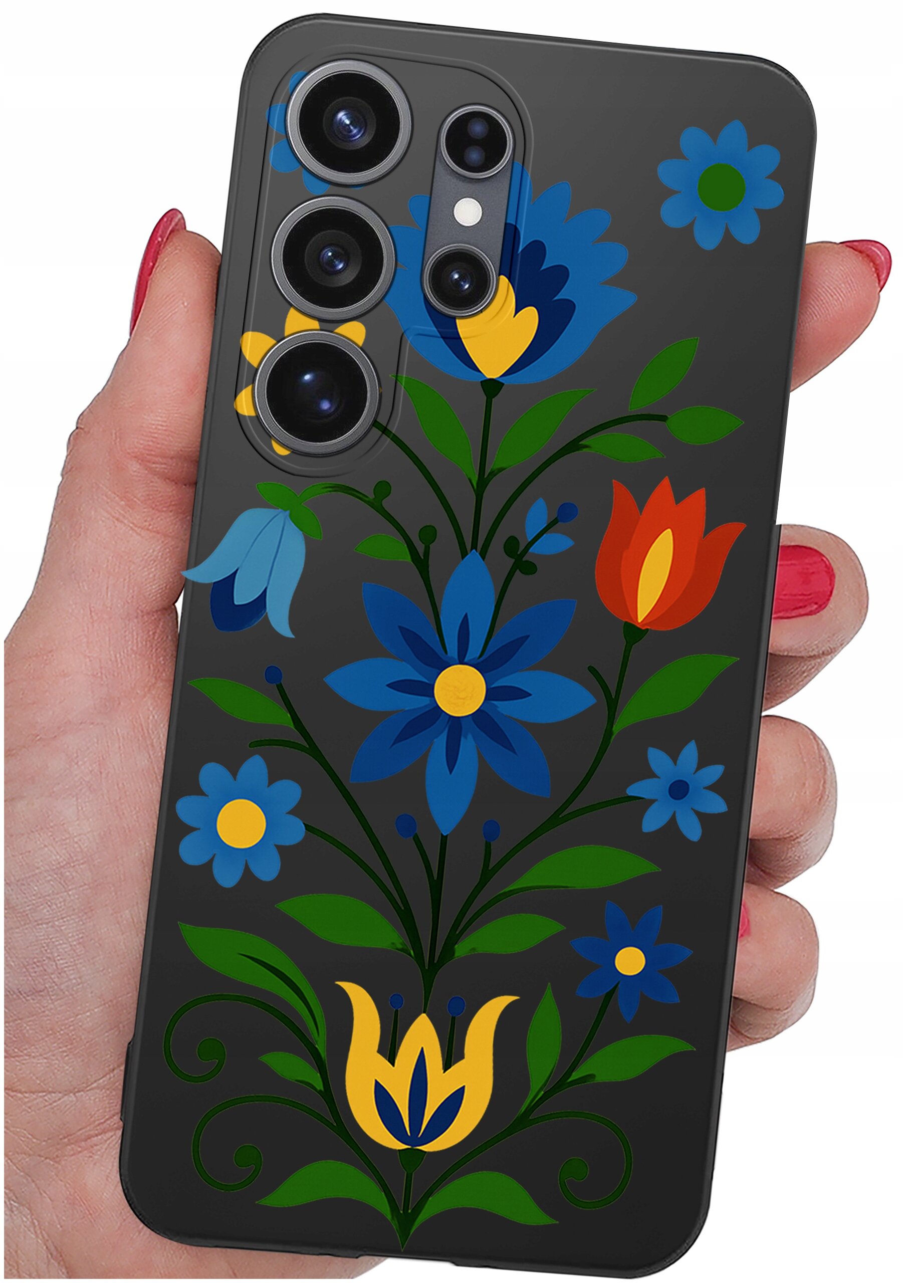 Etui na telefon z kolorowym wzorem kwiatowym, trzymane w dłoni z pomalowanymi na czerwono paznokciami. Etui ma wycięcia na cztery obiektywy aparatu.