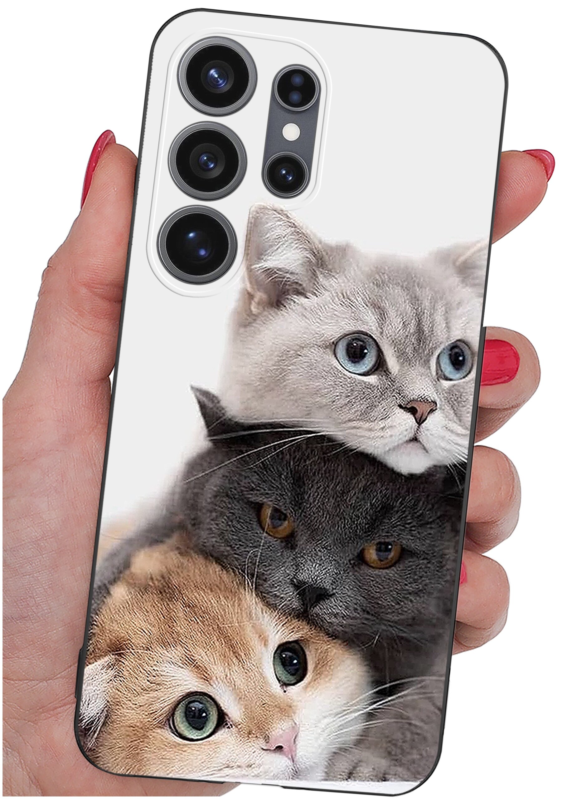 Etui na telefon z nadrukiem trzech kotów w różnych kolorach. Etui jest trzymane w dłoni z pomalowanymi na czerwono paznokciami.