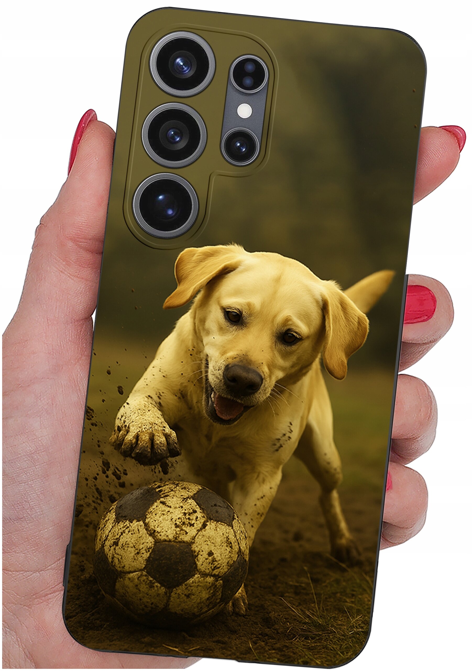 Etui na telefon z nadrukiem psa bawiącego się piłką, trzymane w dłoni z czerwonym lakierem na paznokciach. Etui ma wycięcia na cztery obiektywy aparatu.