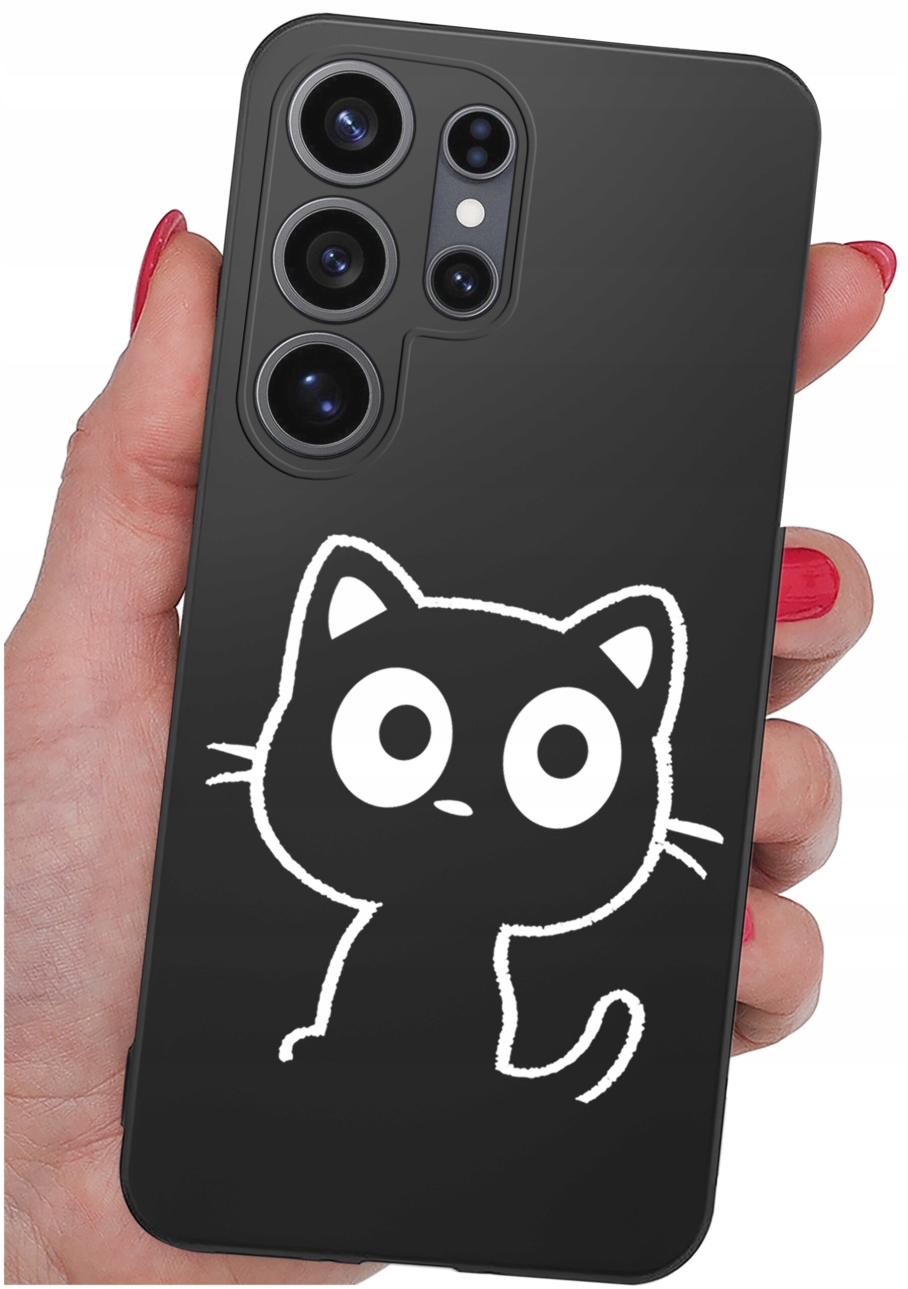 Czarne etui na telefon z białym rysunkiem kota o dużych oczach. Etui trzymane jest w dłoni z pomalowanymi na czerwono paznokciami.