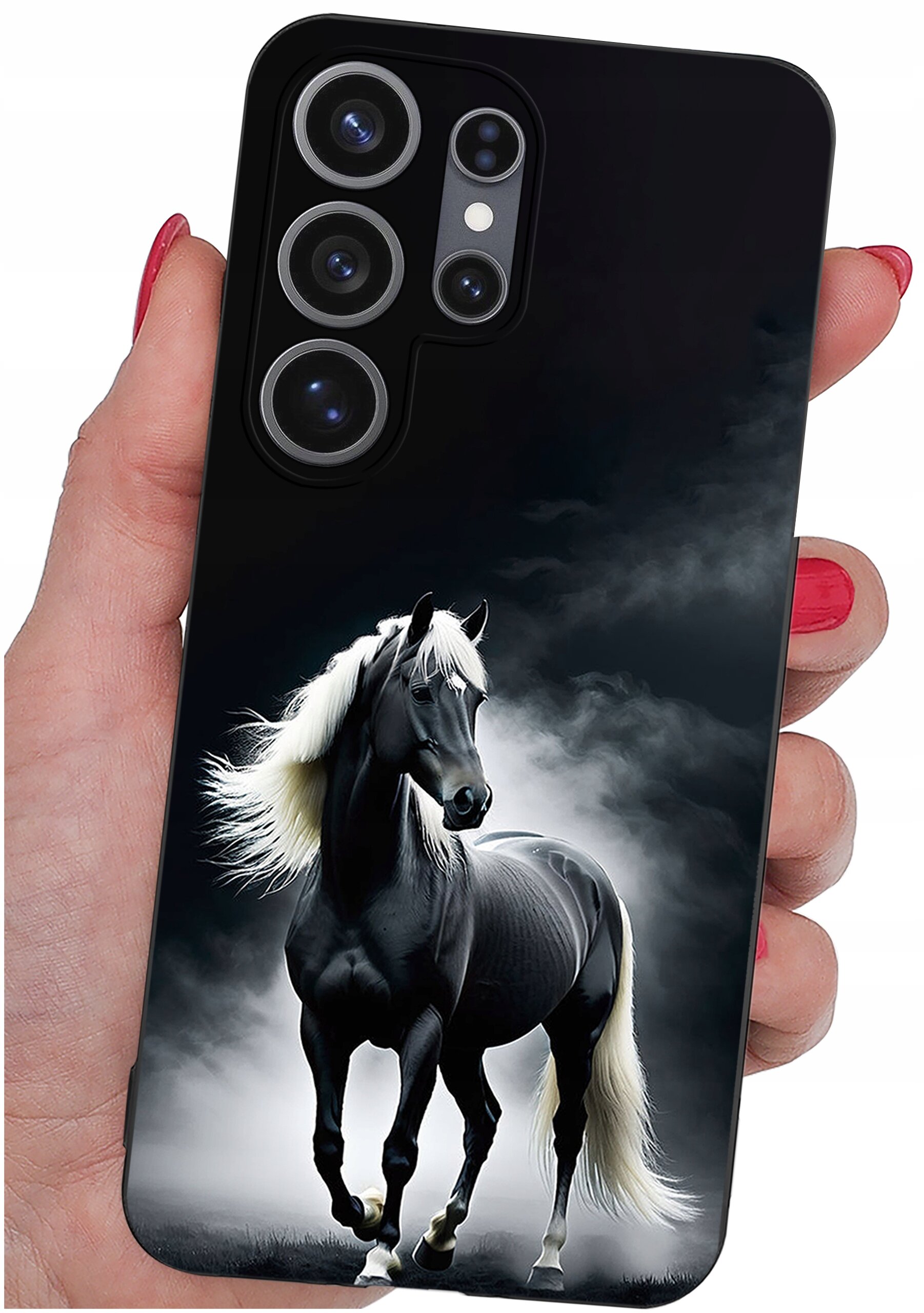 Etui na telefon z nadrukiem czarnego konia z białą grzywą na tle chmur. Etui jest trzymane w dłoni z pomalowanymi na czerwono paznokciami.