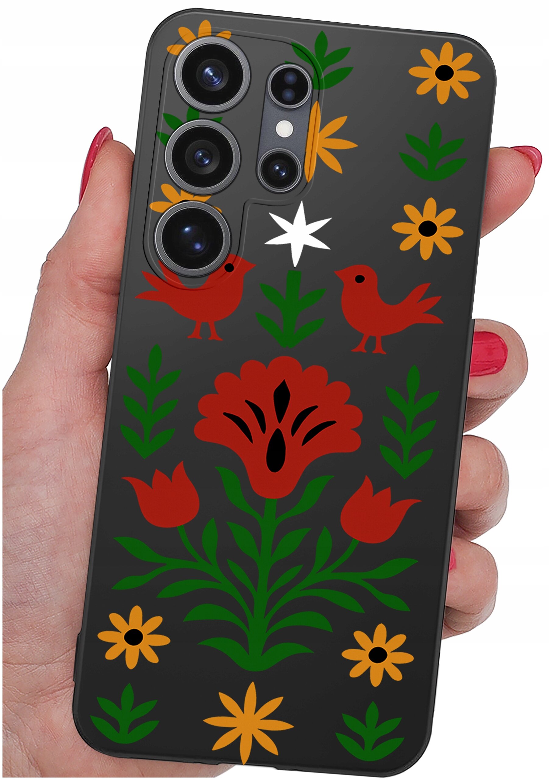 Etui na telefon z kolorowym wzorem przedstawiającym czerwone ptaki, kwiaty i zielone liście na ciemnym tle. Etui jest trzymane w dłoni z pomalowanymi na czerwono paznokciami.