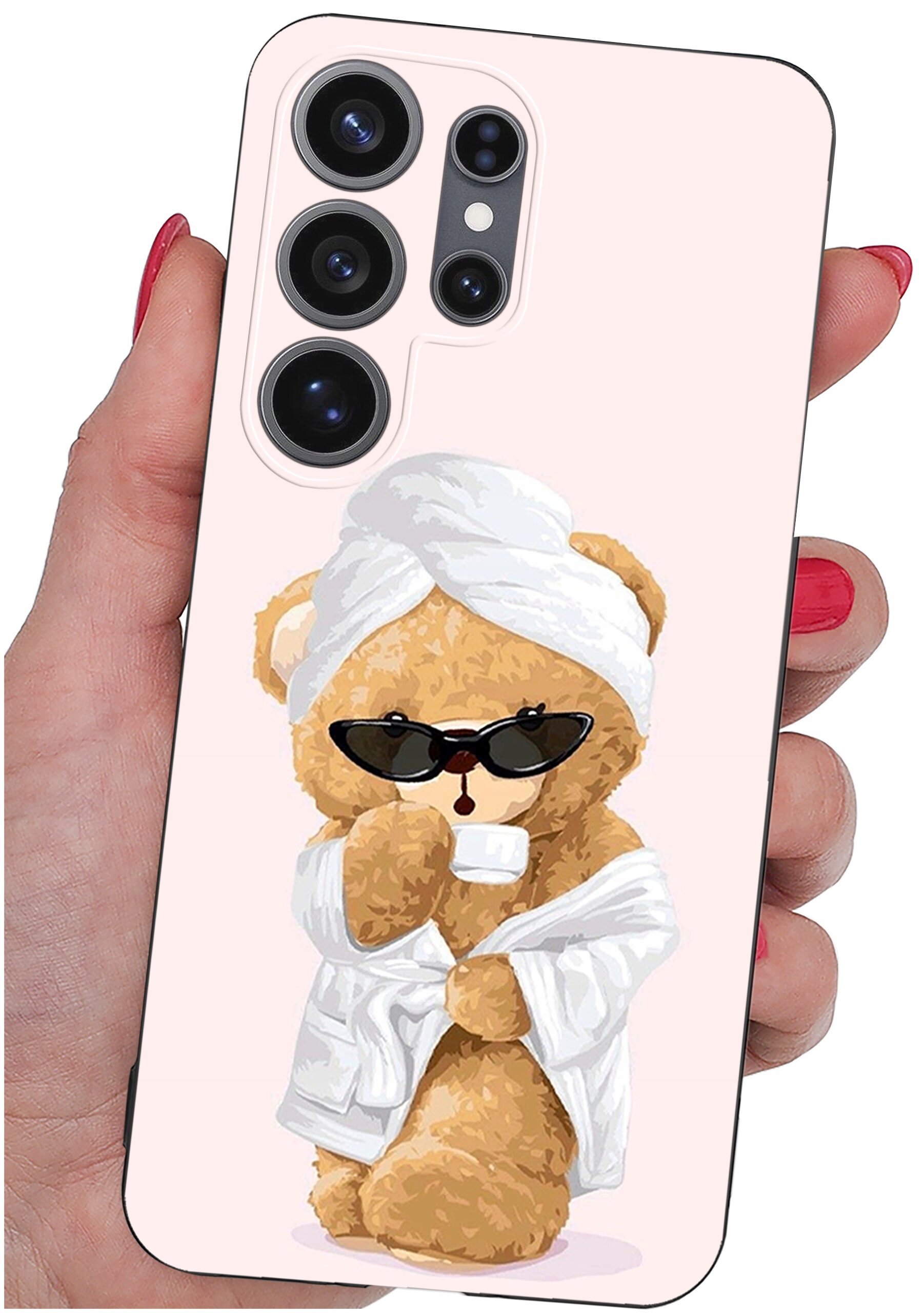 Etui na telefon z nadrukiem misia w okularach przeciwsłonecznych, owiniętego w biały ręcznik i szlafrok. Etui trzymane jest w dłoni z czerwonym lakierem na paznokciach.