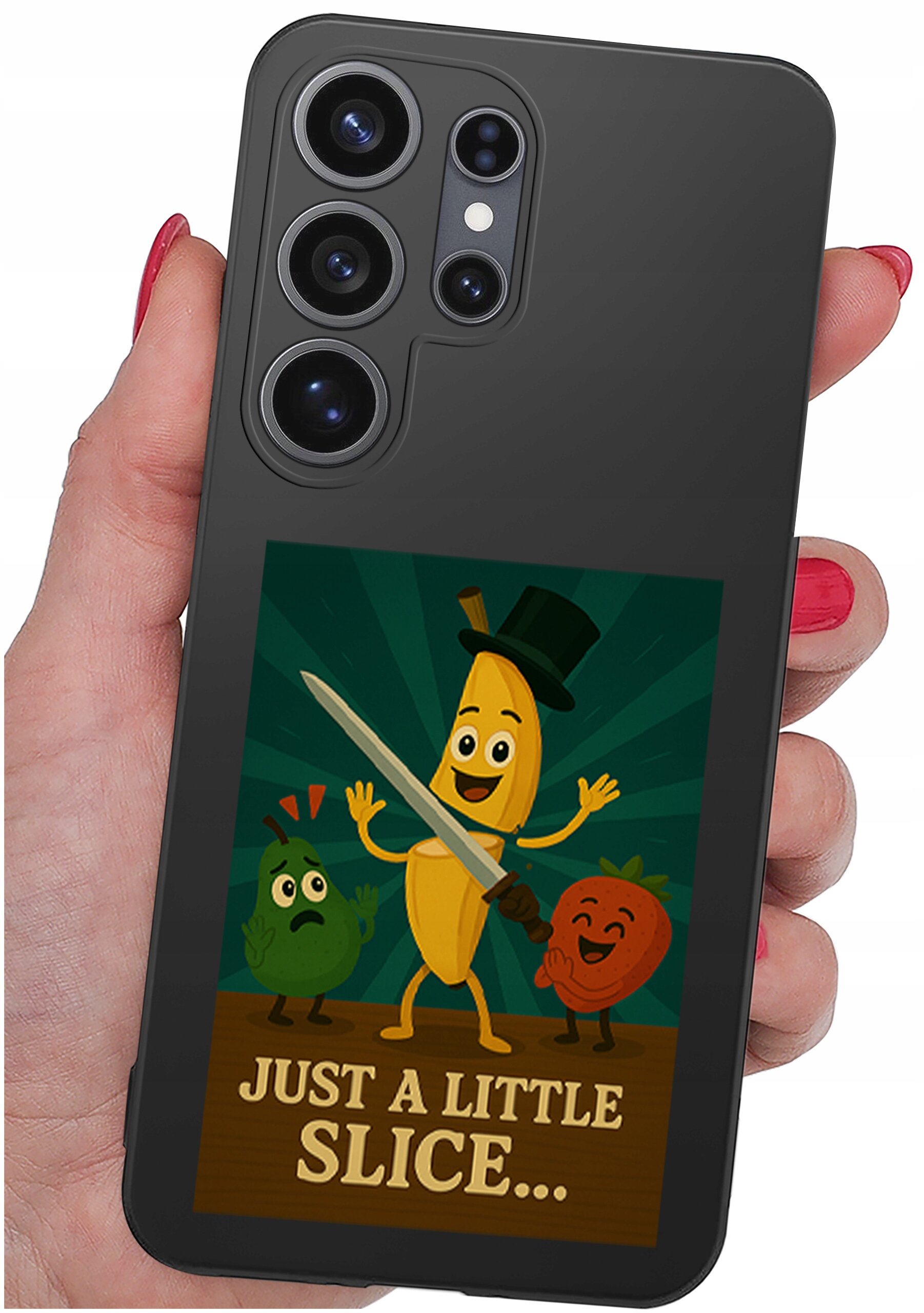 Czarna obudowa telefonu z grafiką przedstawiającą banana w cylindrze trzymającego nóż, obok którego znajdują się przestraszone owoce. Na dole widnieje napis: \'JUST A LITTLE SLICE...\'.
