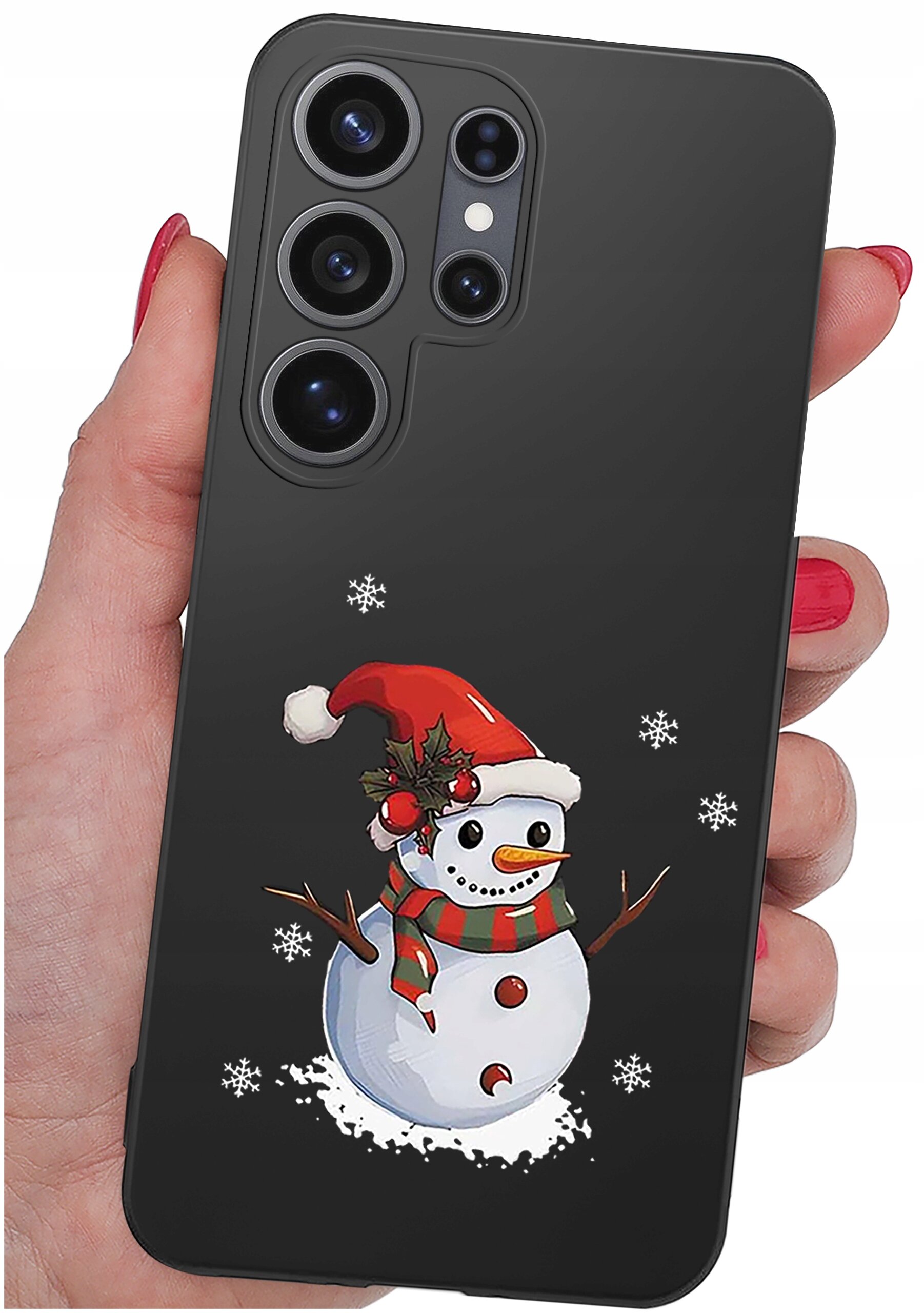 Czarny silikonowy case na telefon z nadrukiem bałwana w czerwonej czapce i szaliku, otoczony płatkami śniegu. Case jest trzymany w dłoni z pomalowanymi na czerwono paznokciami.