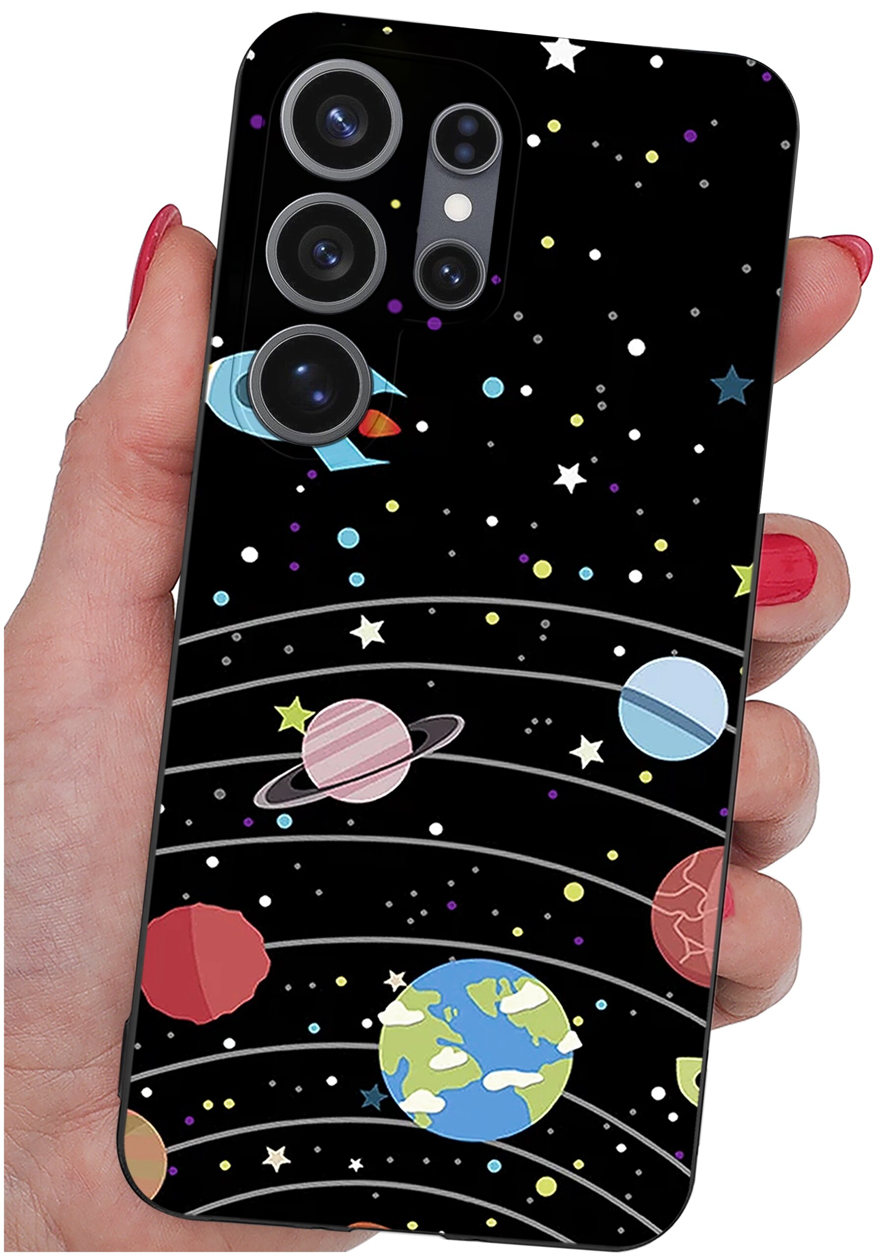 Etui na telefon z motywem kosmosu, przedstawiające planety, gwiazdy i rakietę na czarnym tle. Etui jest trzymane w dłoni, a na górze widoczne są otwory na aparaty.