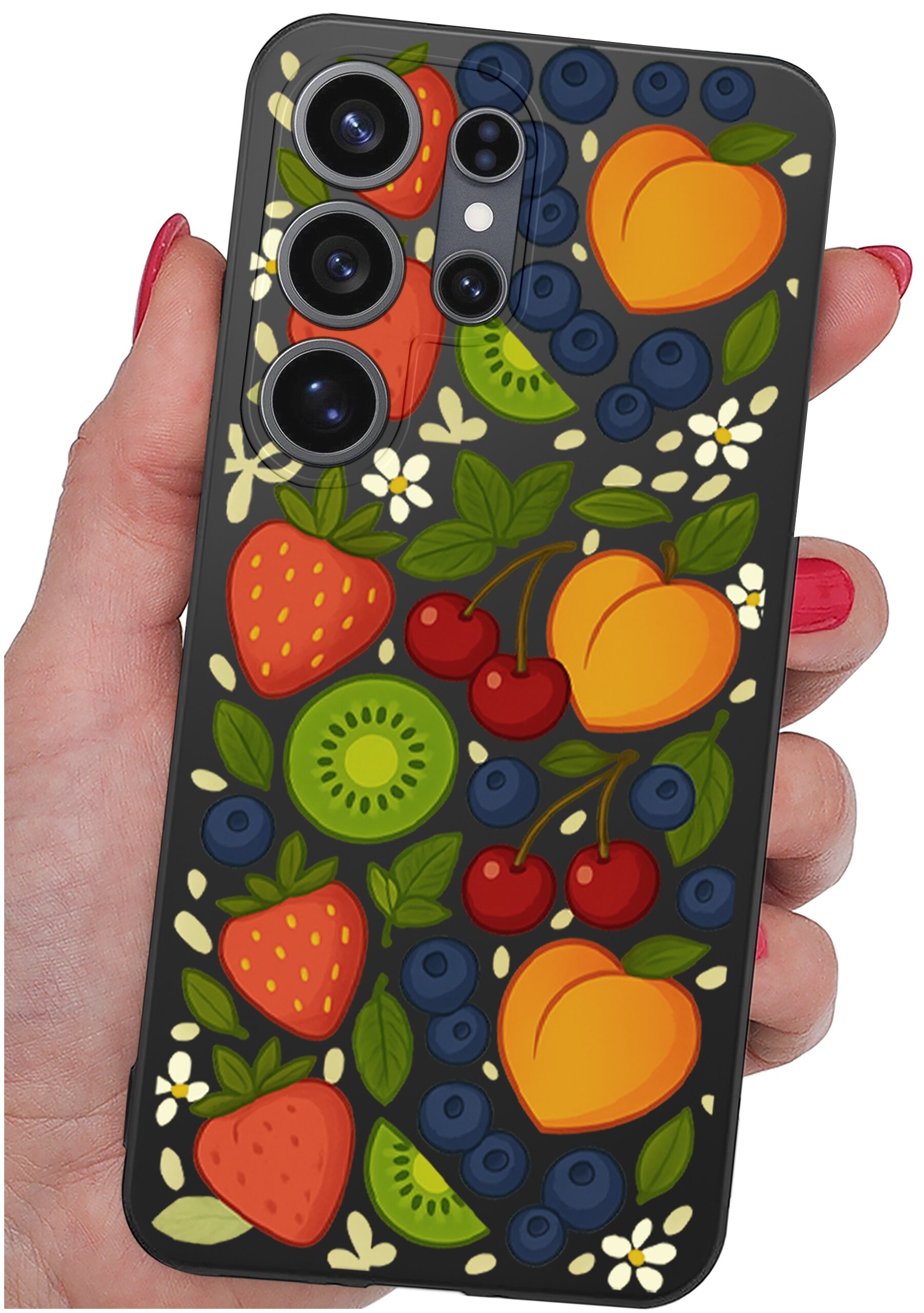 Etui na telefon z kolorowym wzorem owoców, takich jak truskawki, kiwi, wiśnie, brzoskwinie i jagody, trzymane w dłoni. Etui posiada wycięcia na cztery obiektywy aparatu.