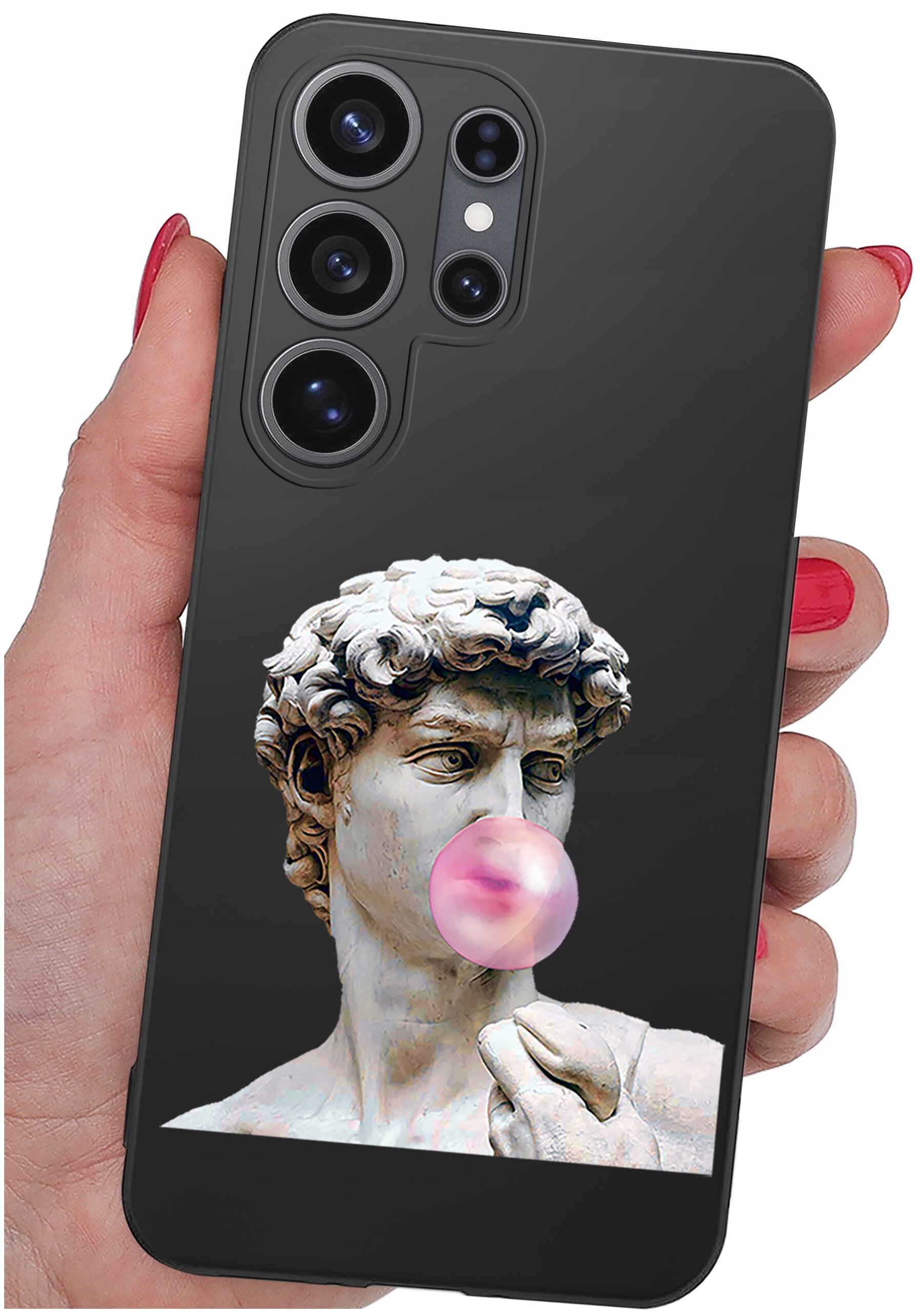 Etui na telefon z nadrukiem rzeźby dmuchającej różową gumę balonową, trzymane w dłoni z pomalowanymi na czerwono paznokciami. Widoczne są trzy obiektywy aparatu na górze etui.