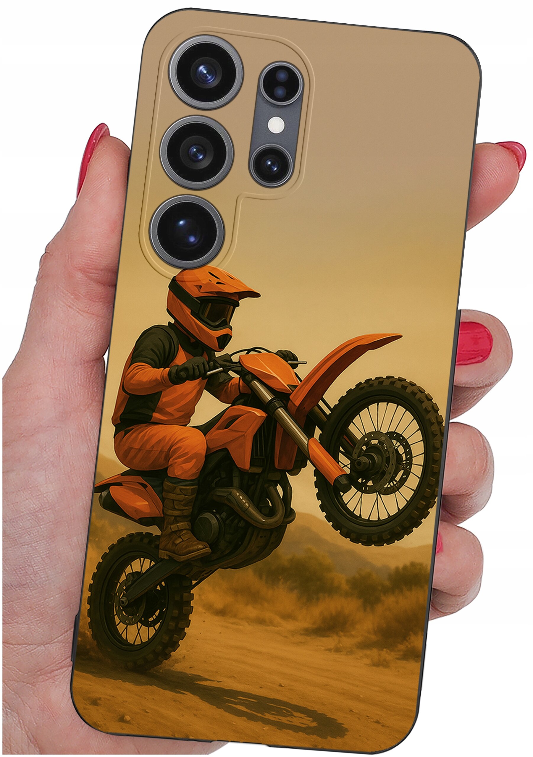 Etui na telefon z nadrukiem motocyklisty w pomarańczowym stroju na motocyklu w terenie. Etui trzymane jest w dłoni z pomalowanymi na czerwono paznokciami.