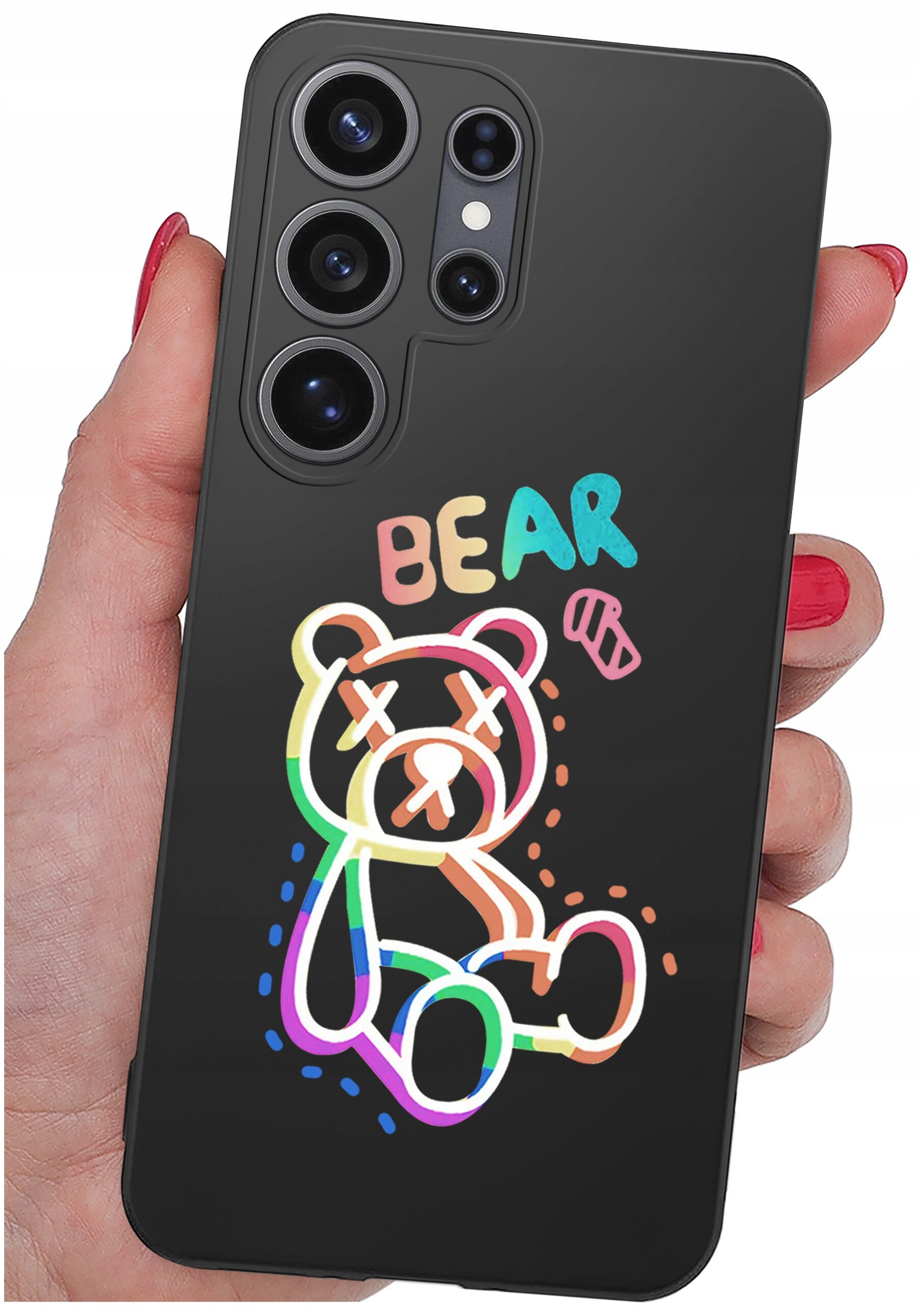 Czarne etui na telefon z kolorowym rysunkiem misia i napisem \'BEAR\'. Etui trzymane jest w dłoni, a na górze widoczne są cztery obiektywy aparatu.